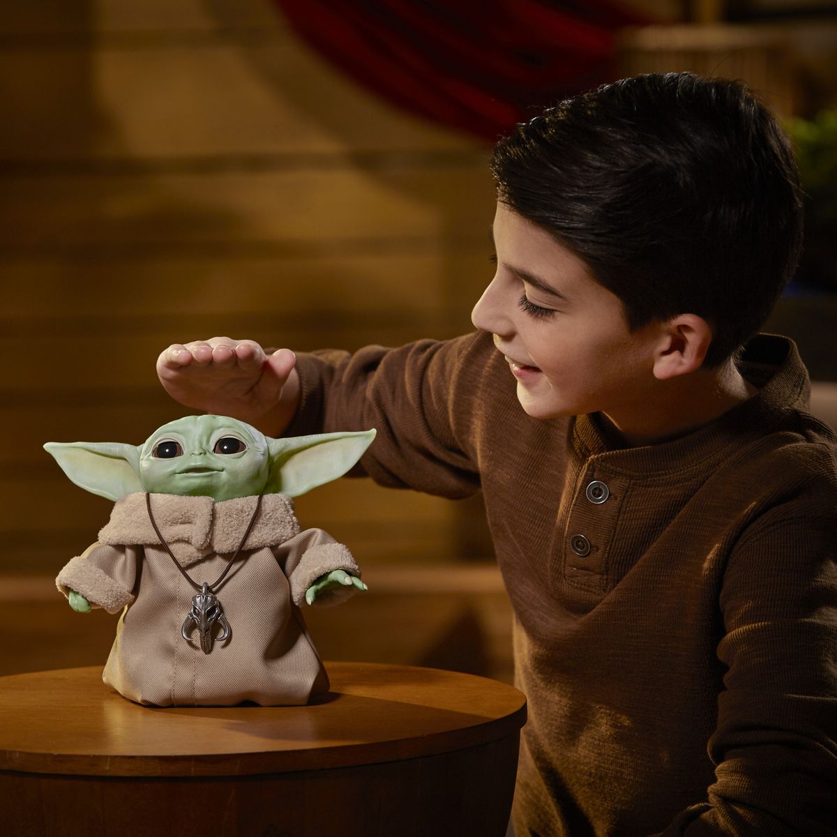 Star Wars The Mandalorian The Child Edition Animatronique Aka Bebe Yoda Hasbro La Redoute