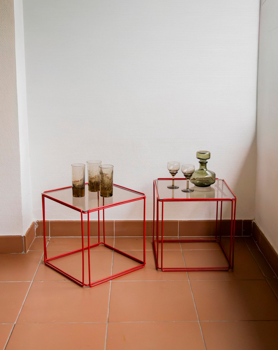 Paire de tables basses en verre et métal rouge Donna N°1639 - Bon état, DEBONGOUT
