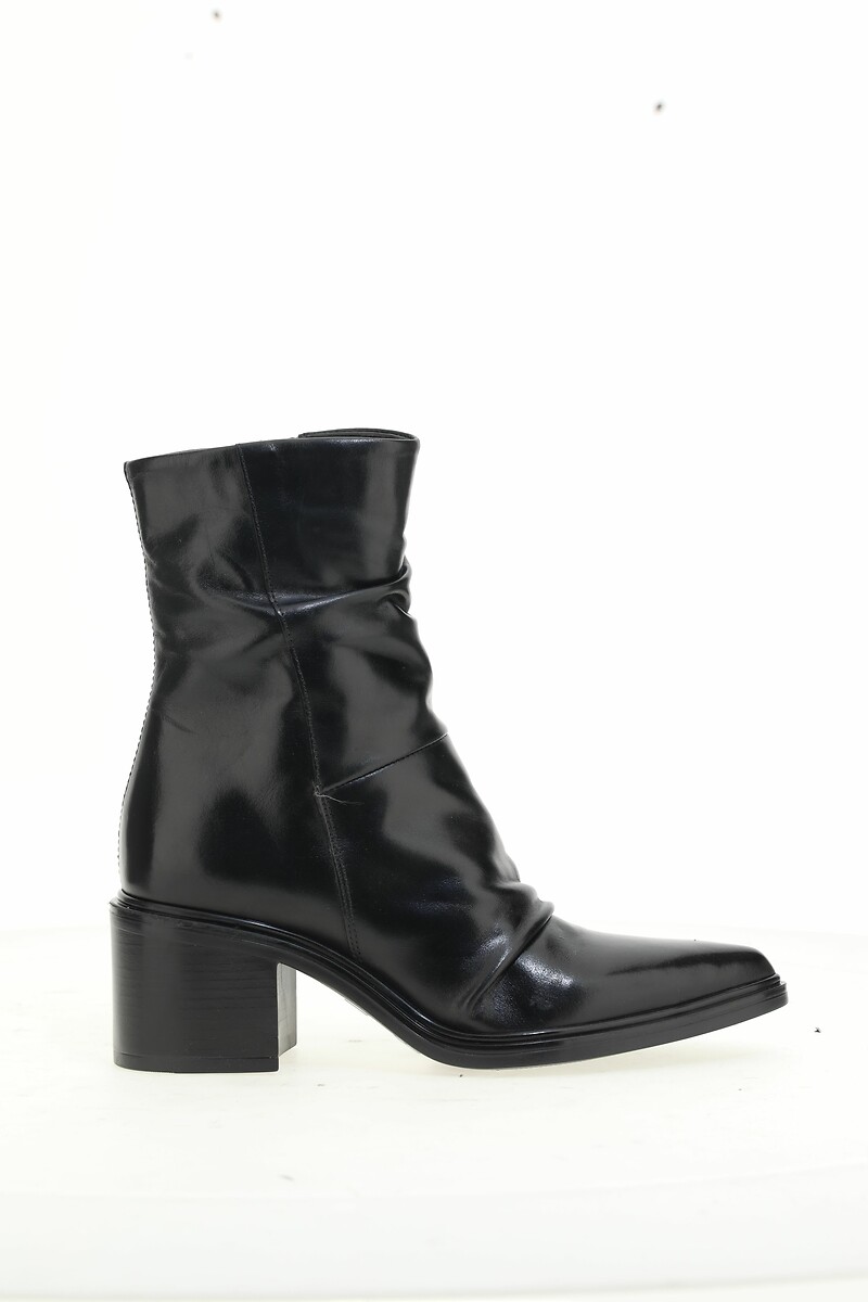 Bottines pointues en cuir plissé