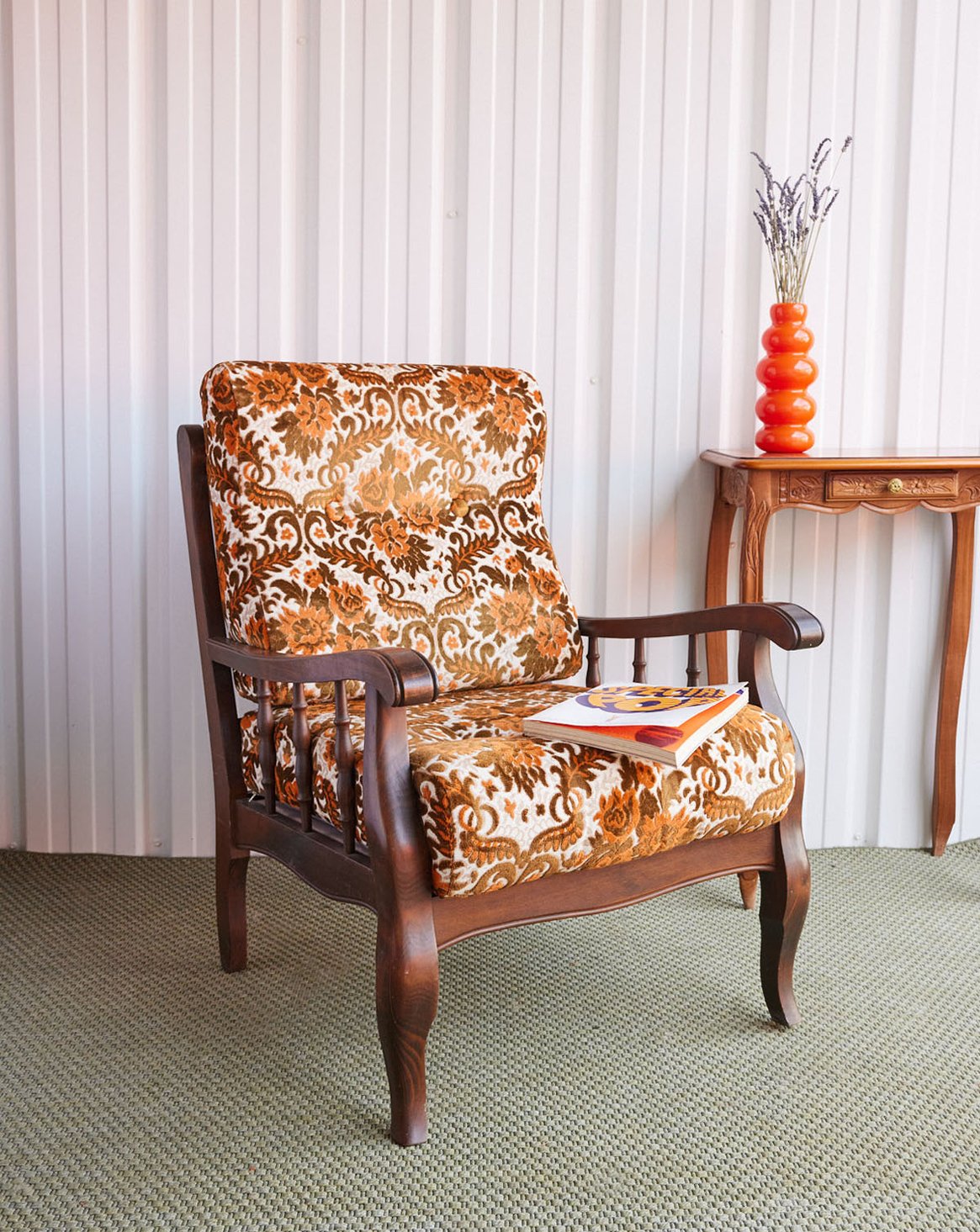 Fauteuil vintage en bois à motifs floraux Ernest N°1491 - Bon état, DEBONGOUT