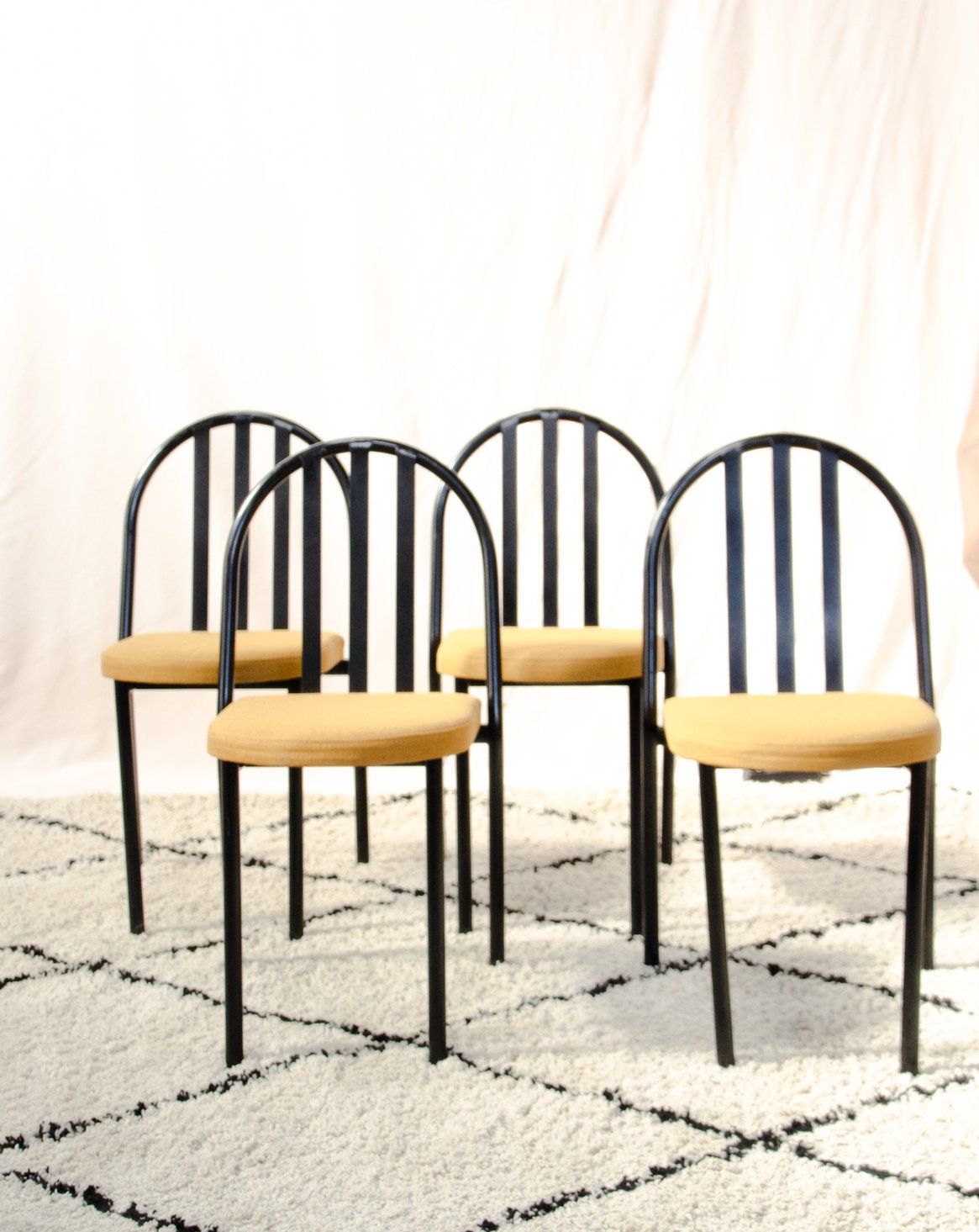 Lot de 4 chaises en métal noir et tissu Alma N°2137 - Bon état, DEBONGOUT
