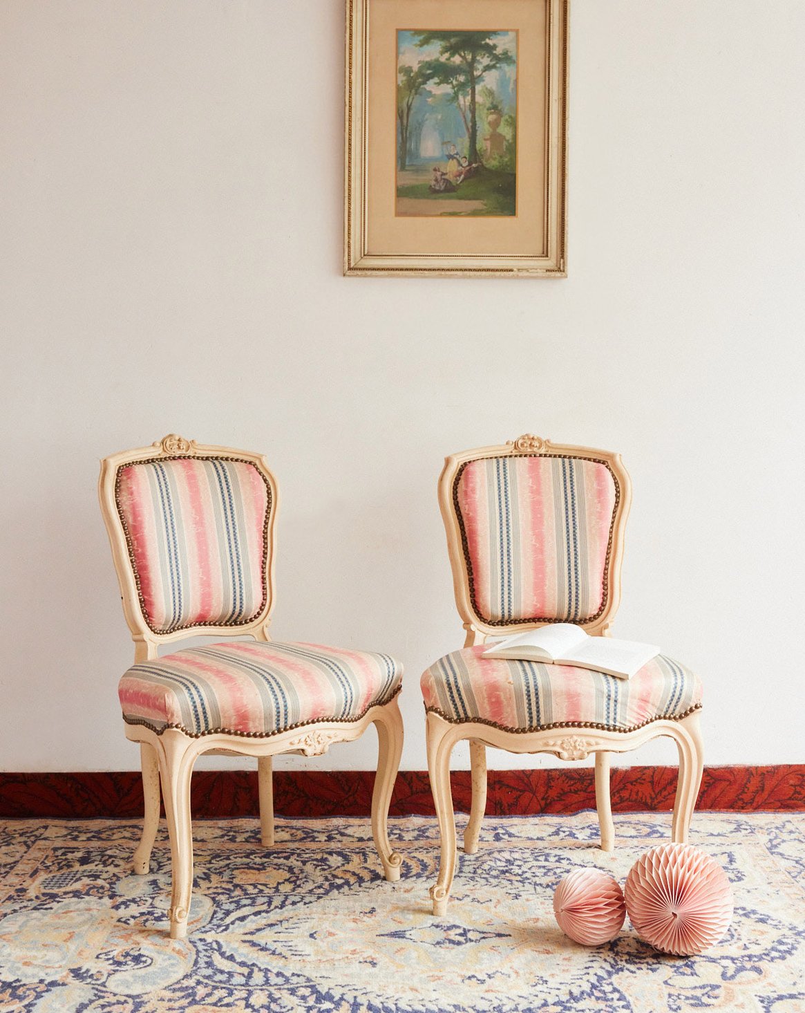 Paire de chaises style Louis XVI en bois Claude N°1691 - Bon état, DEBONGOUT