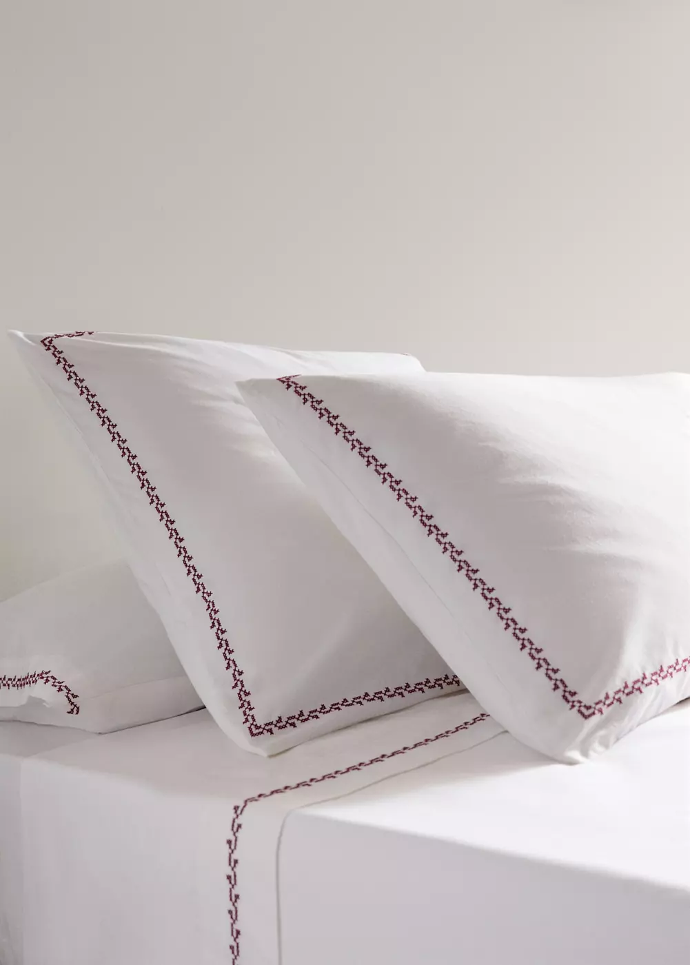 Deux taies d’oreiller en coton avec détail brodé, 60 x 60 cm, MANGO HOME
