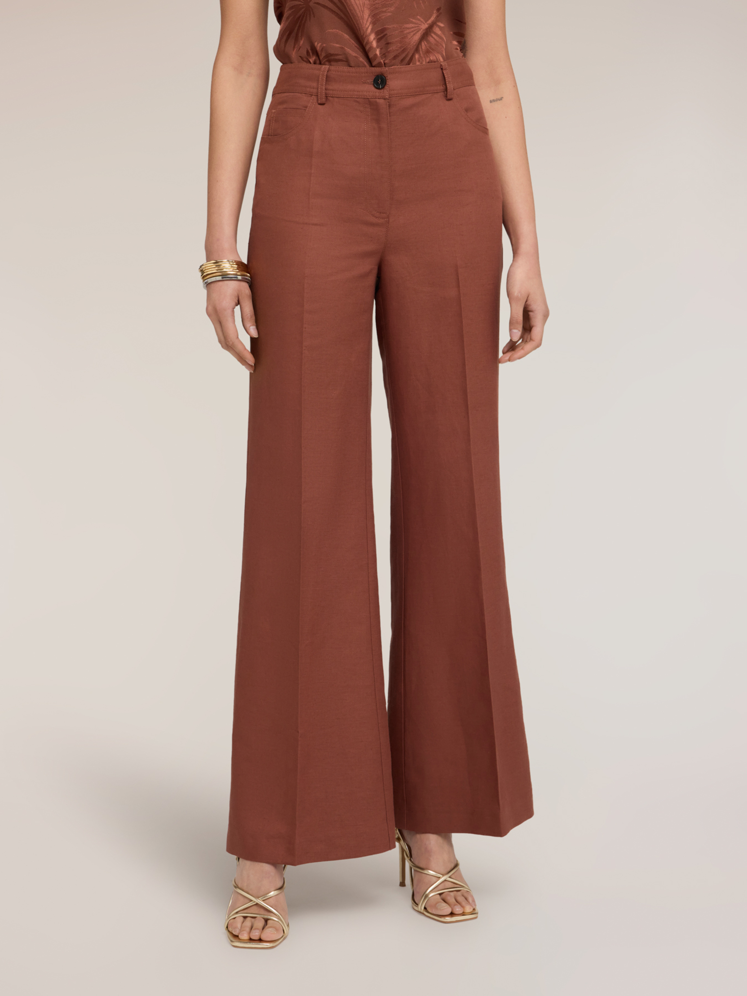 Pantalon évasé, MOTIVI