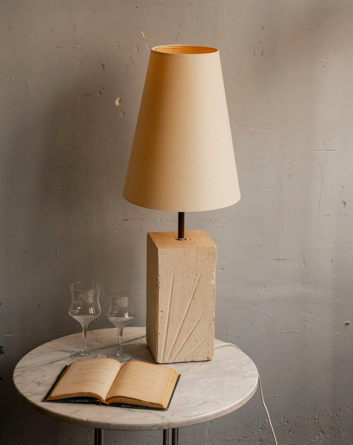 Lampe à poser en pierre sculptée Julia N°883 - Bon état, DEBONGOUT
