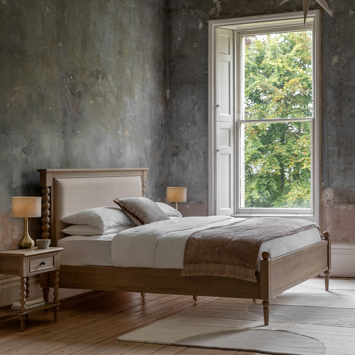 Ames Lime Wash Oak & Linen Pompom Bed, ÉDITÉ