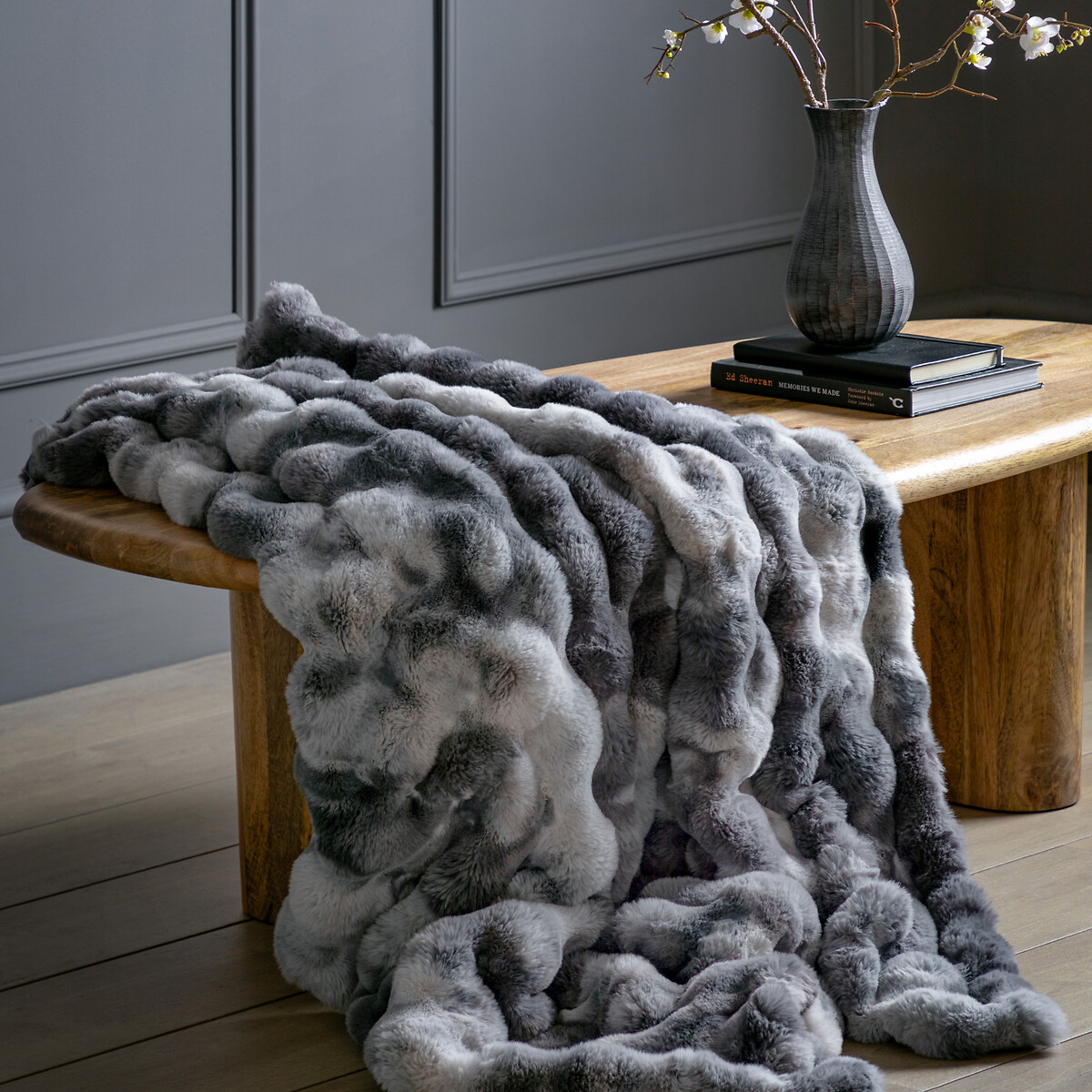 Mellow Rabbit Marbled Faux Fur Throw, ÉDITÉ