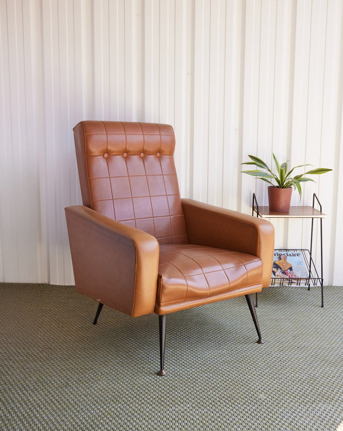 Fauteuil en skaï Jakob N°1321 - Bon état, DEBONGOUT