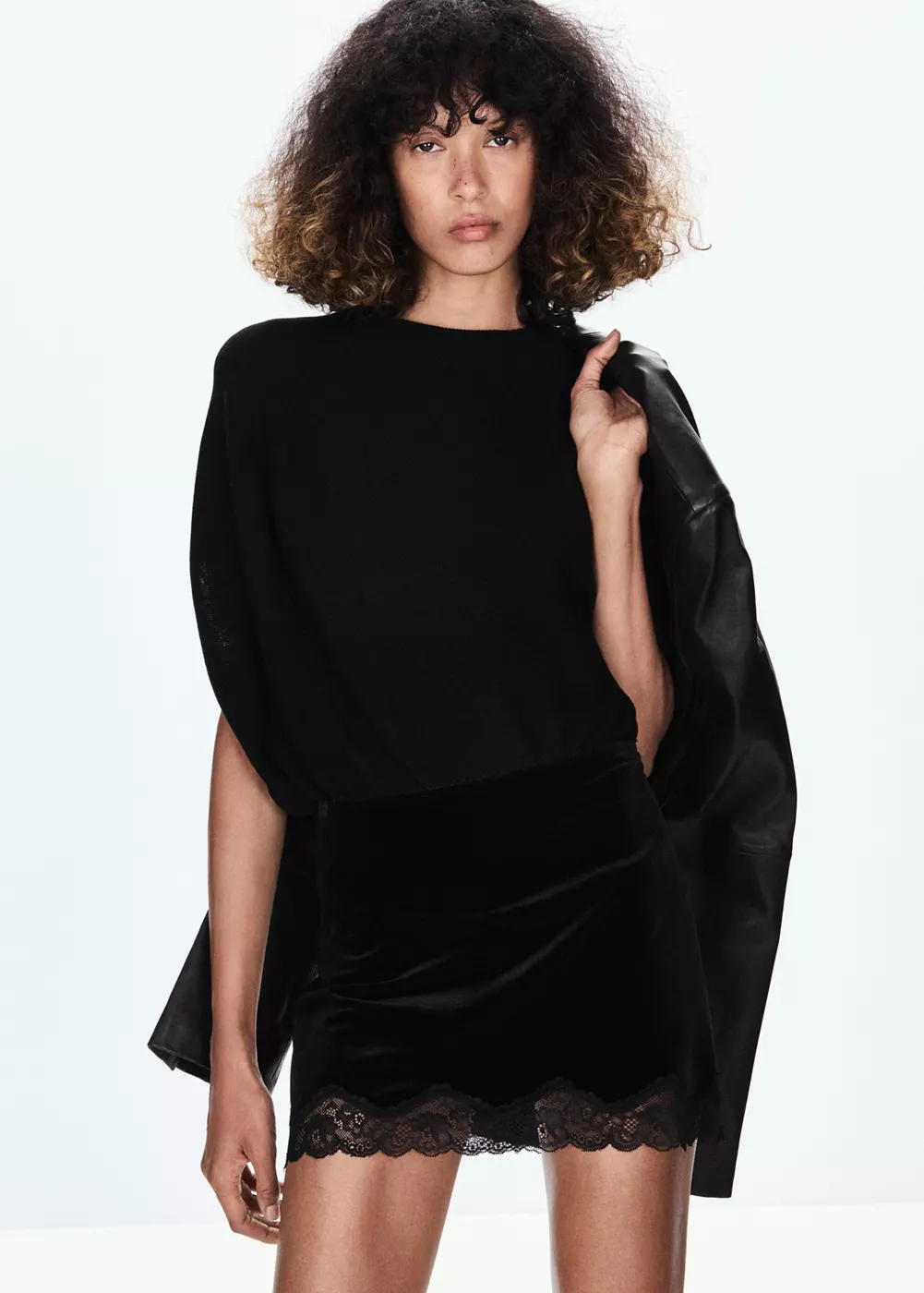 Jupe en velours à finition lingerie sur le bas, MANGO
