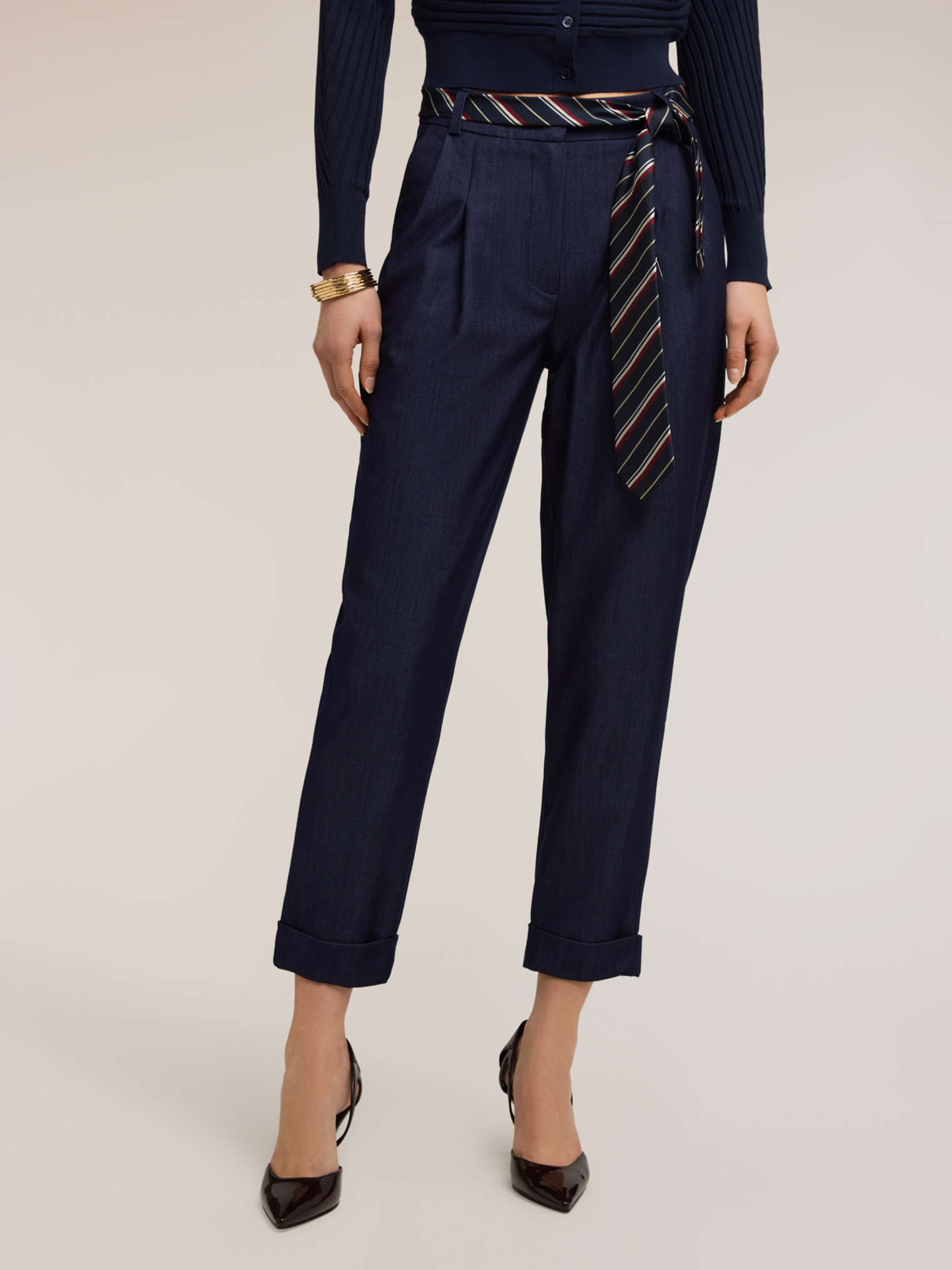 Pantalon carotte., MOTIVI