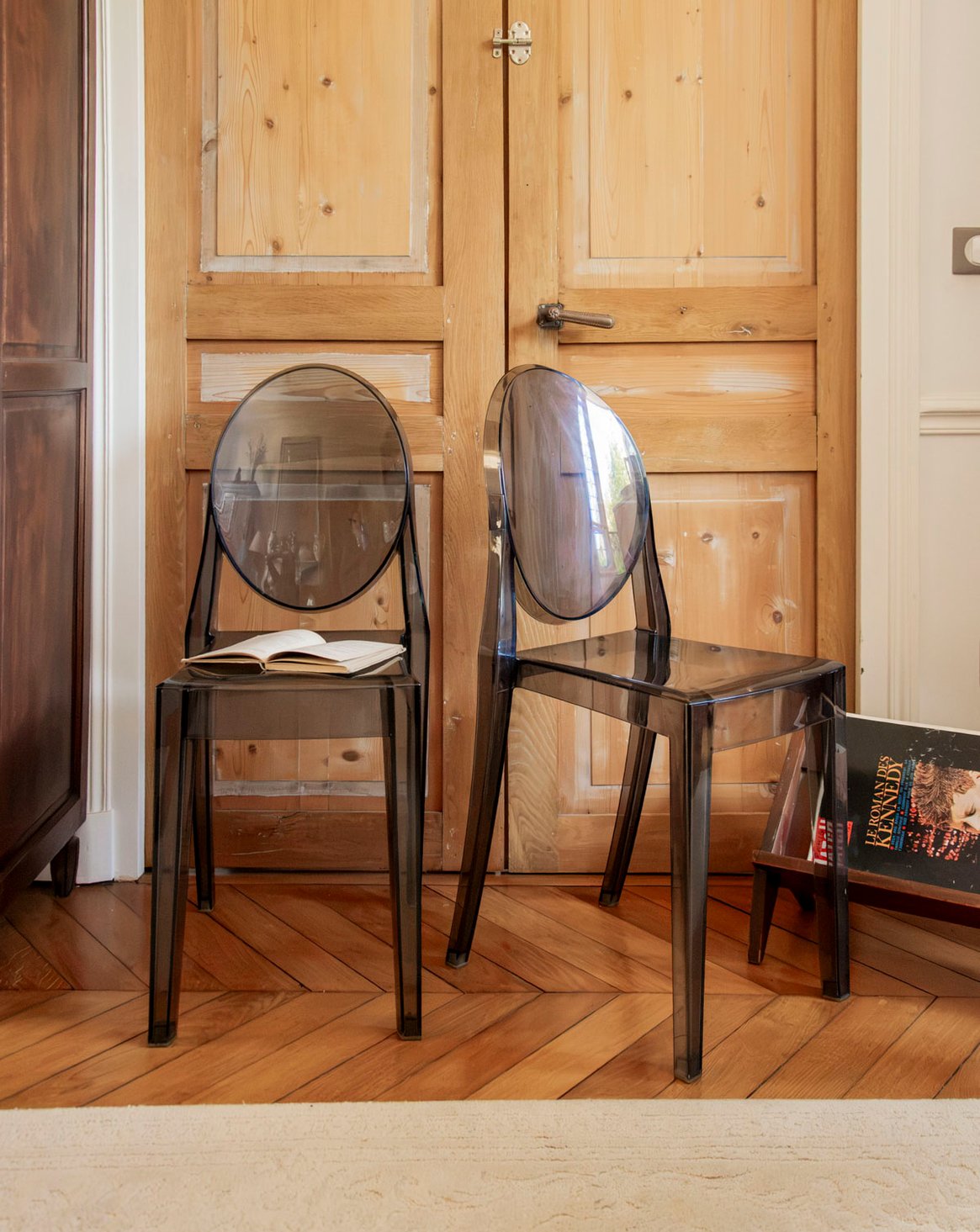 Paire de chaises en plastique fumé Alma N°2110 - Bon état, DEBONGOUT