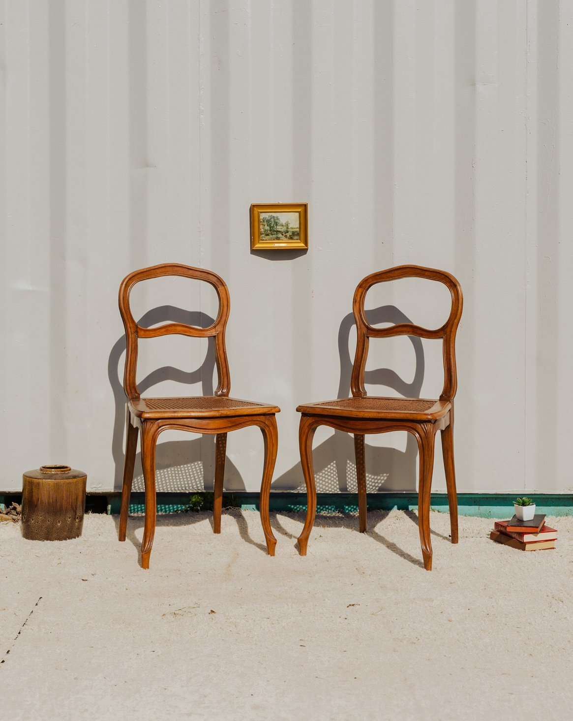 Paire de chaises en bois Claude N°1068 - Bon état, DEBONGOUT
