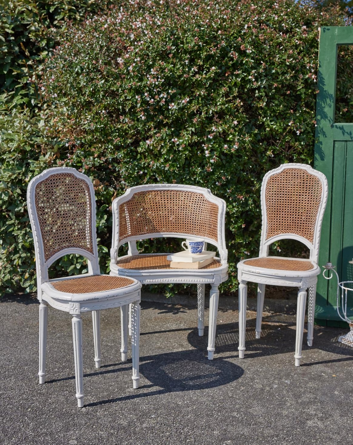 Salon en cannage et bois blanc Ernest N°1104 - Bon état, DEBONGOUT
