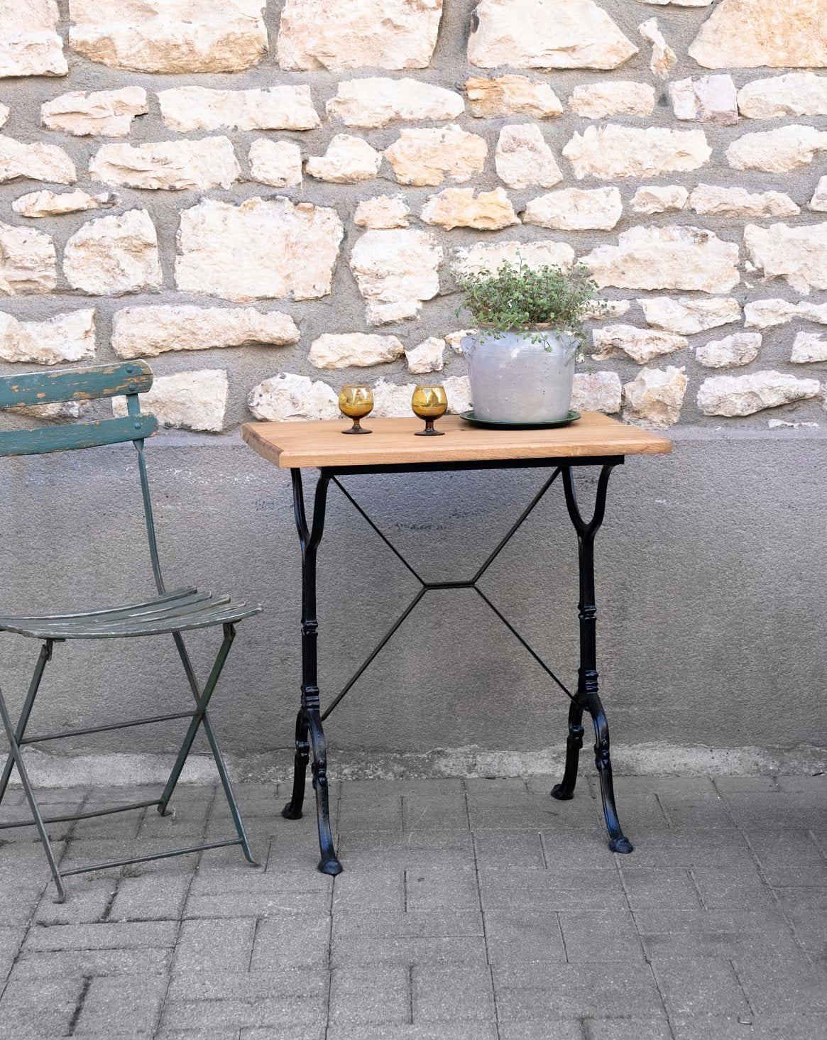 Petite table à manger bistro en chêne et fonte Denise N°1196 - Bon état, DEBONGOUT