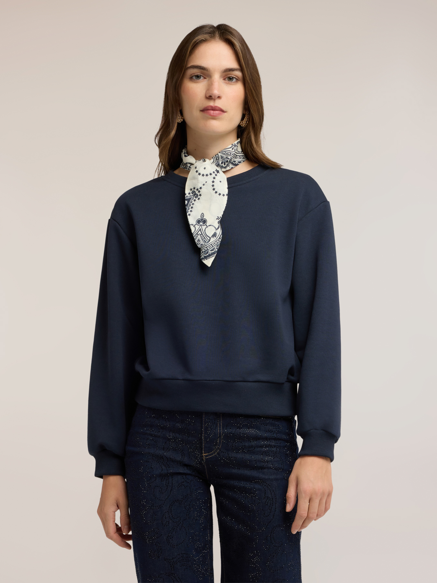 Sweat-shirt fermé avec foulard au cou, MOTIVI