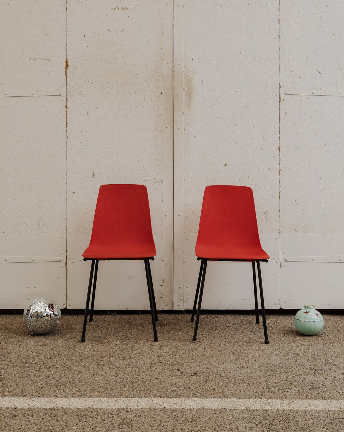 Paire de chaises rouges Alma N°1616 - Bon état, DEBONGOUT