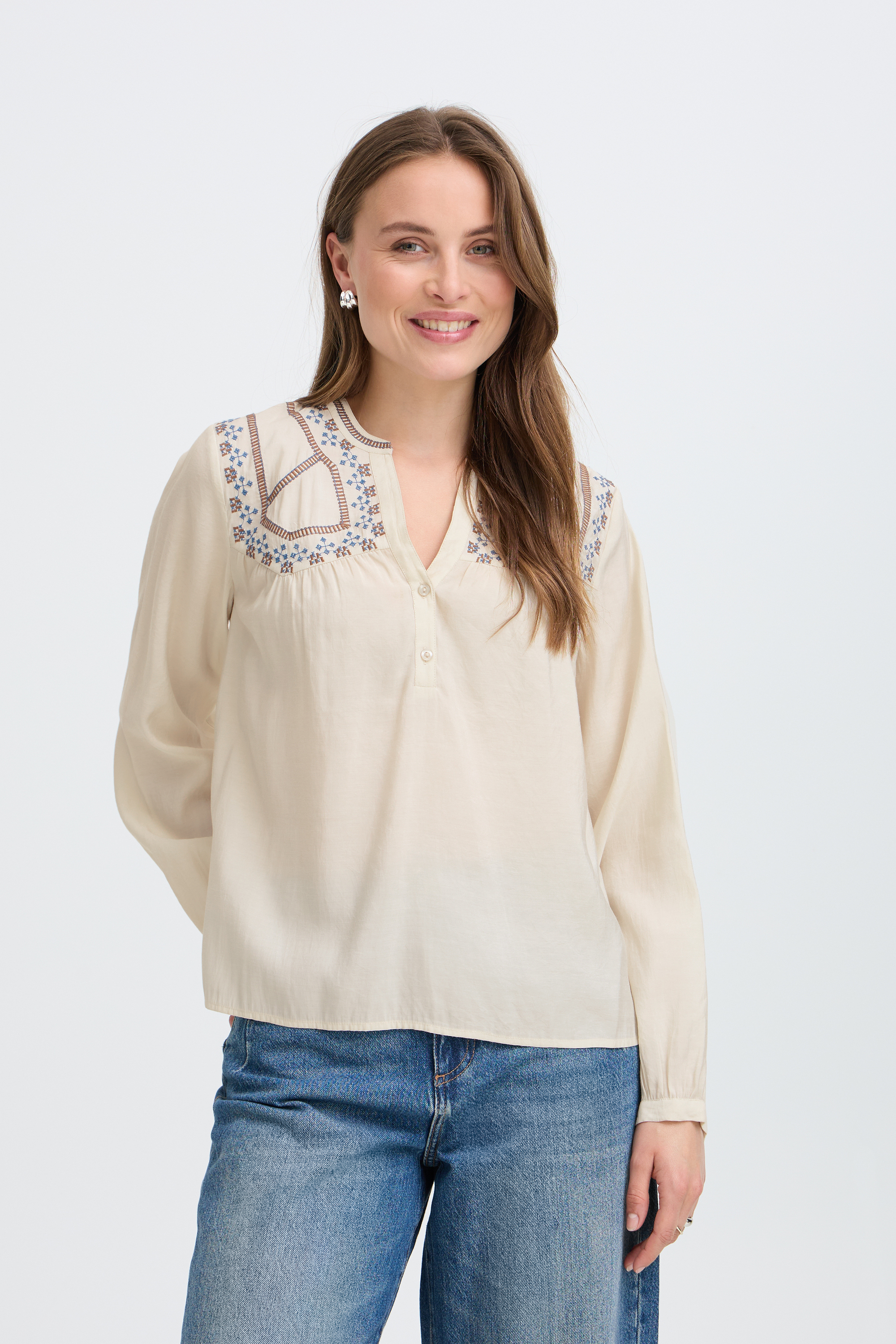 Blouse manches longues, col tunisien, broderies sur épaules et poitrine, B.YOUNG