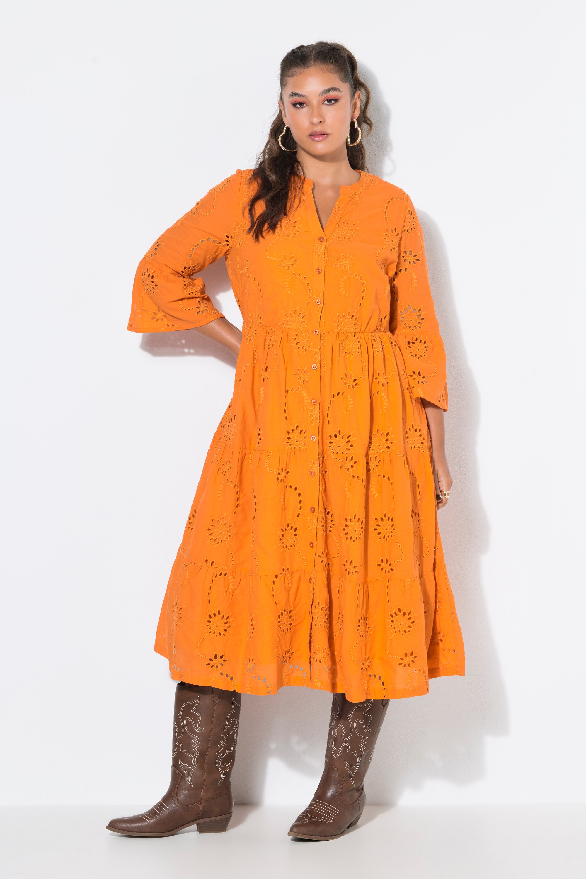 Robe maxi à volants. Manches 3/4 et broderie, STUDIO UNTOLD