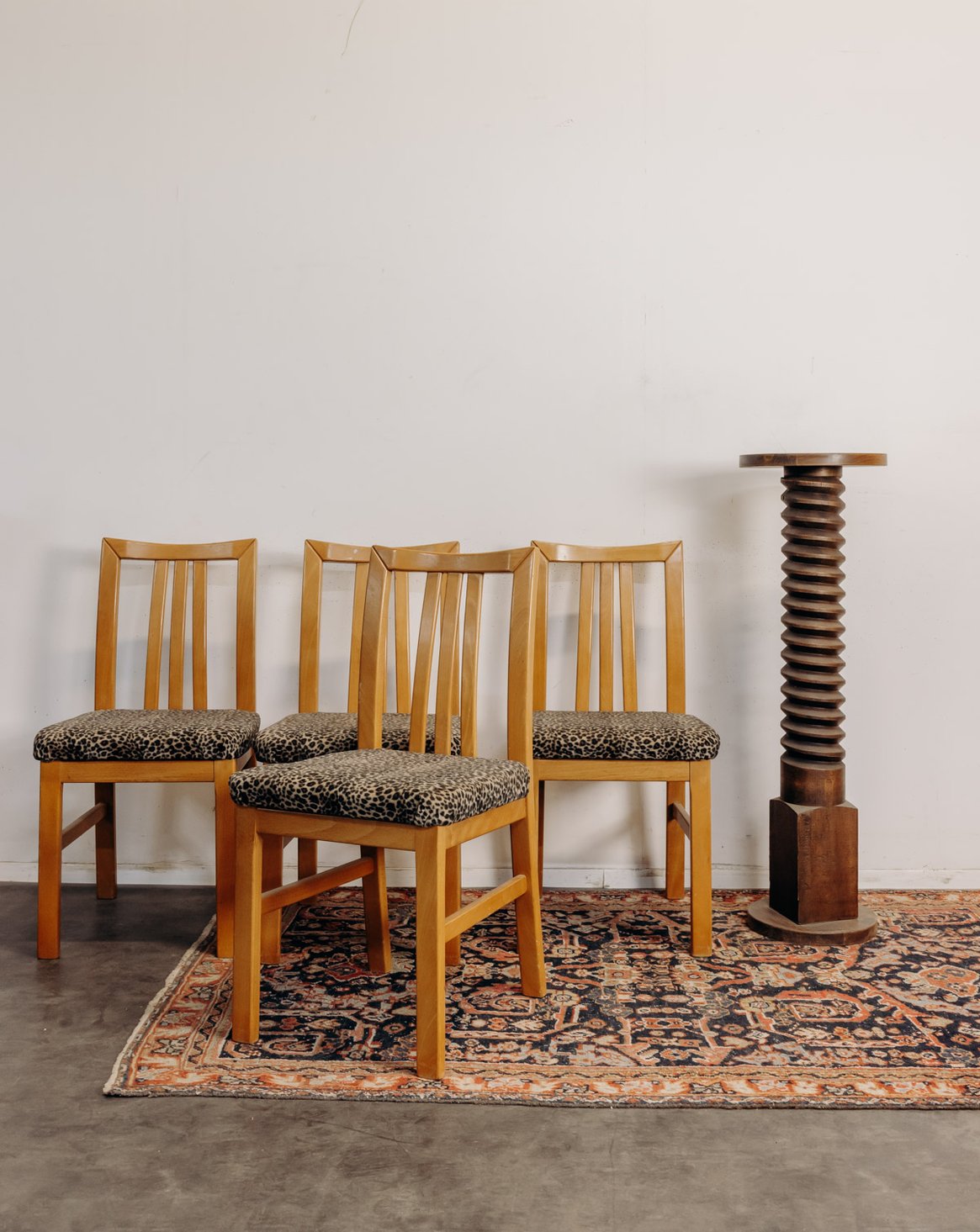 Lot de 4 chaises en tissu léopard Claude N°1632 - Bon état, DEBONGOUT