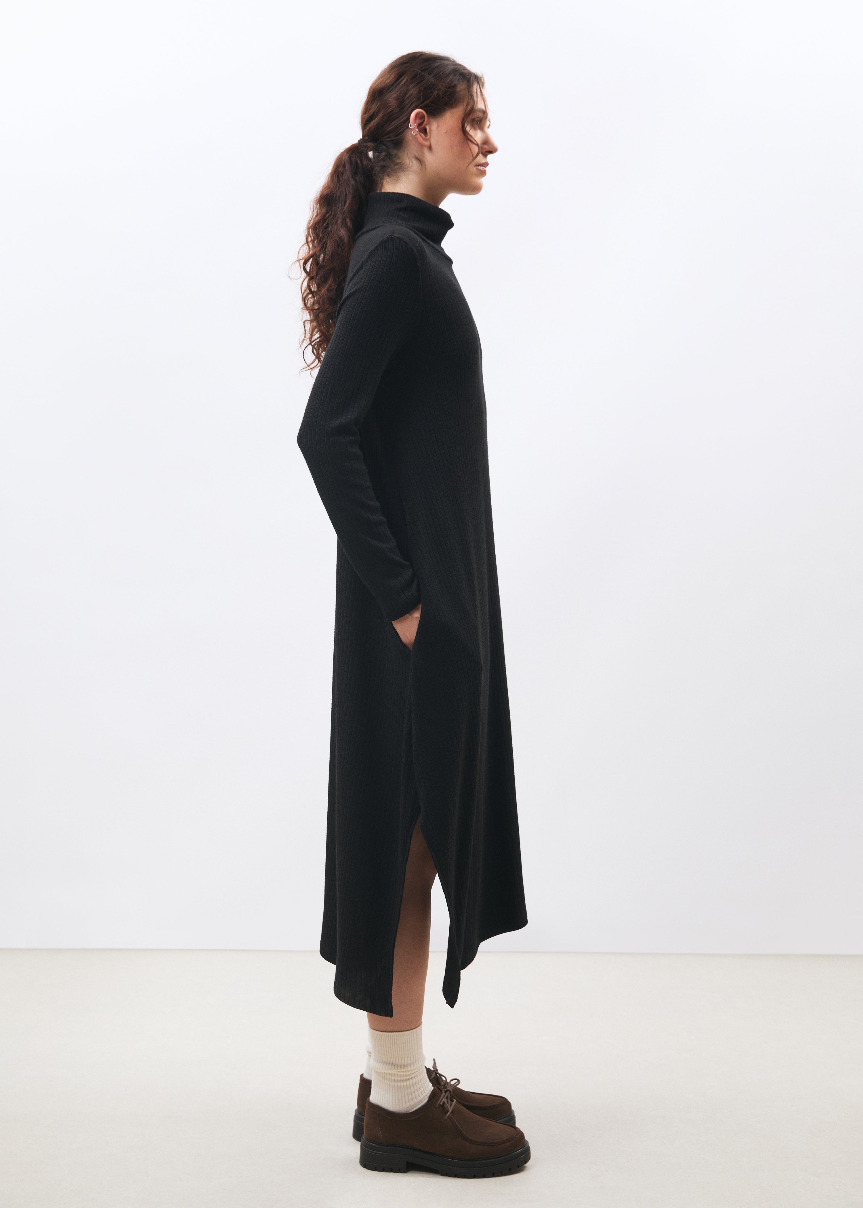 Robe midi asymétrique en maille côtelée manches longues, HUMILITY