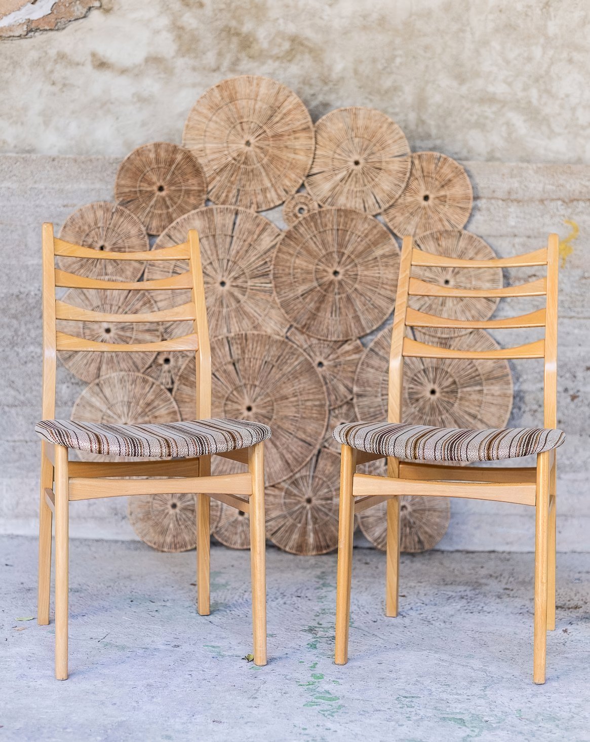 Paire de chaises aux assises rayées Alma N°1982 - Bon état, DEBONGOUT