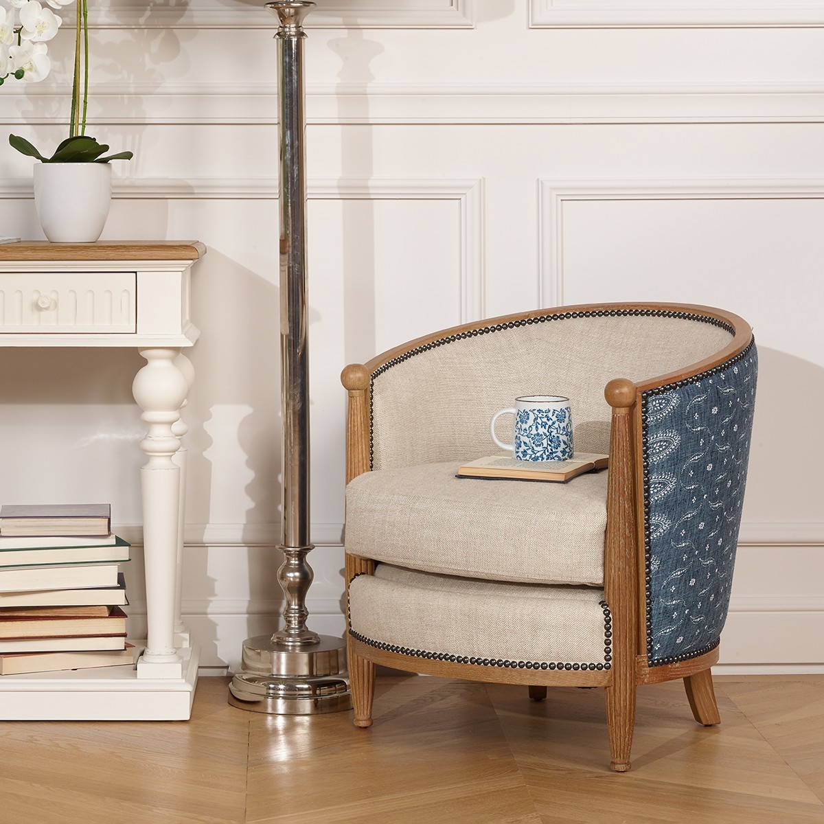 Fauteuil tonneau en chêne et tissus bleu denim CAROLE, ROBIN DES BOIS