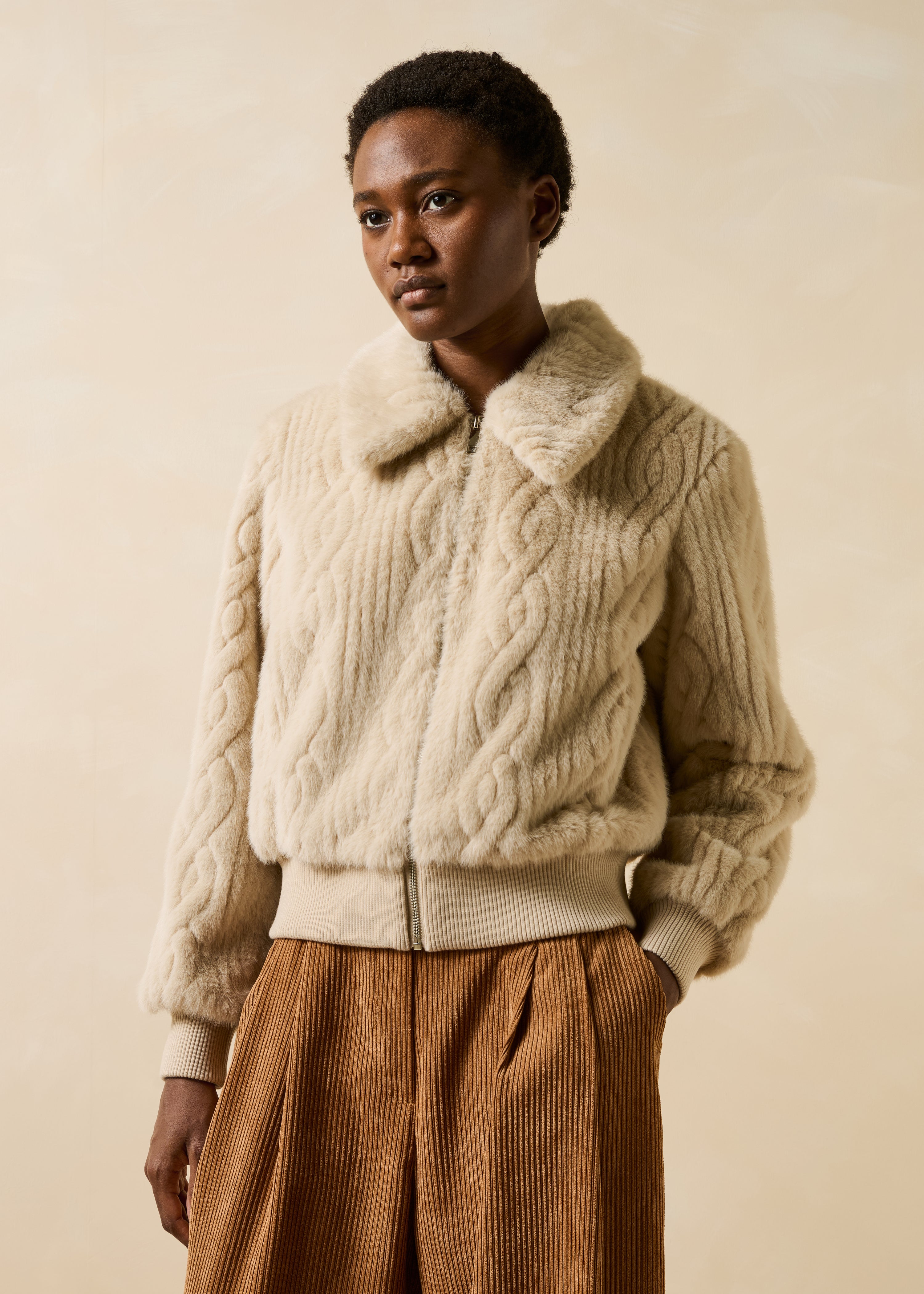 Manteau court manches longues en imitation fourrure, LA FEE MARABOUTEE