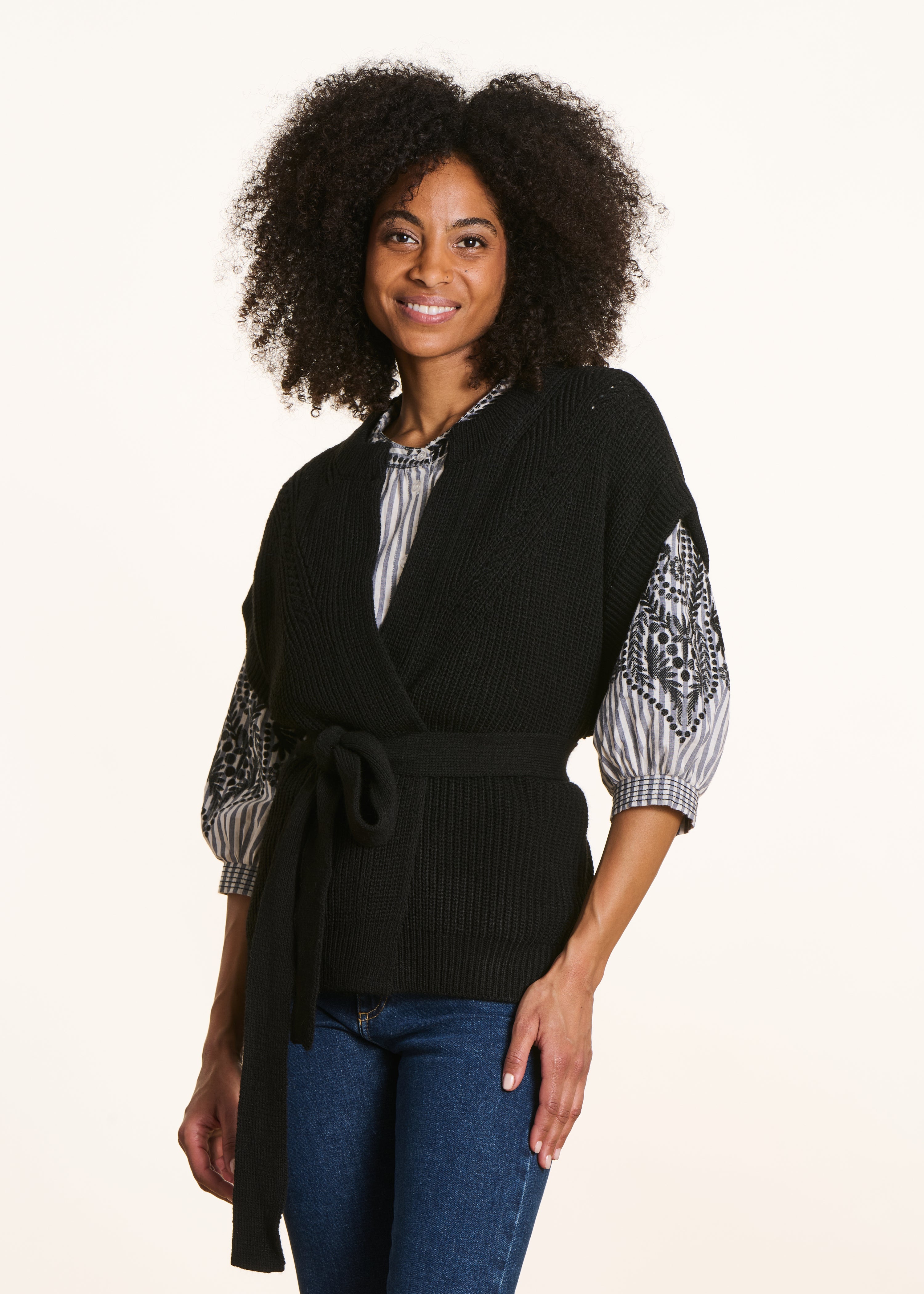 Gilet ceinturé en maille côtes perlées, LA FEE MARABOUTEE