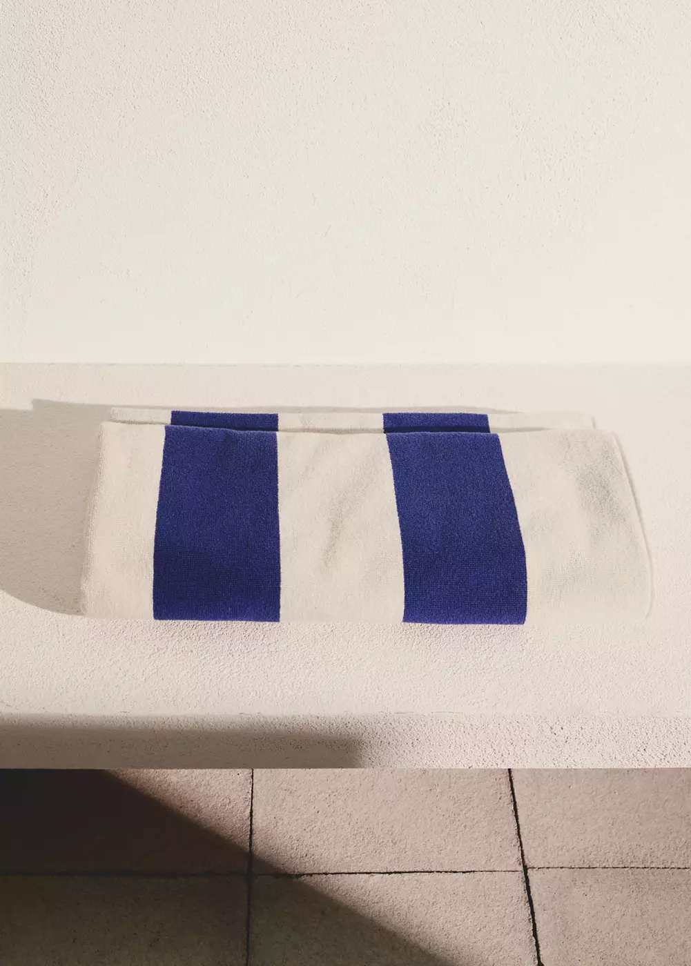 Serviette plage en coton bouclette à rayures, MANGO HOME
