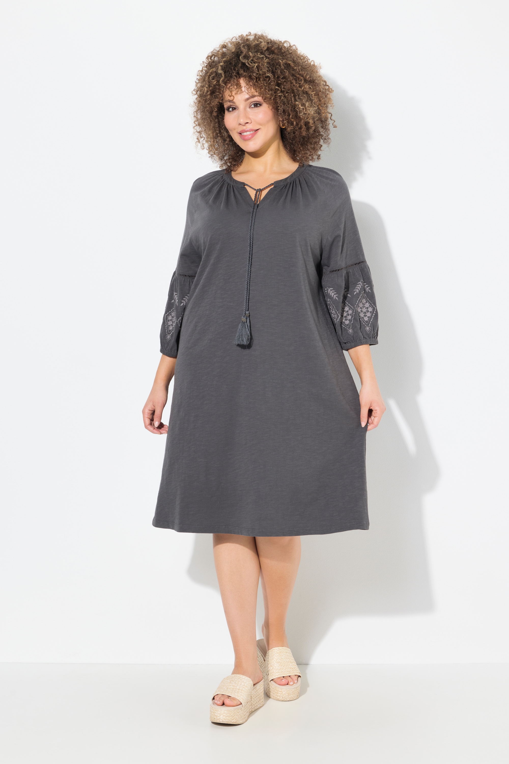 Robe en jersey avec broderies. Col tunisien, ULLA POPKEN