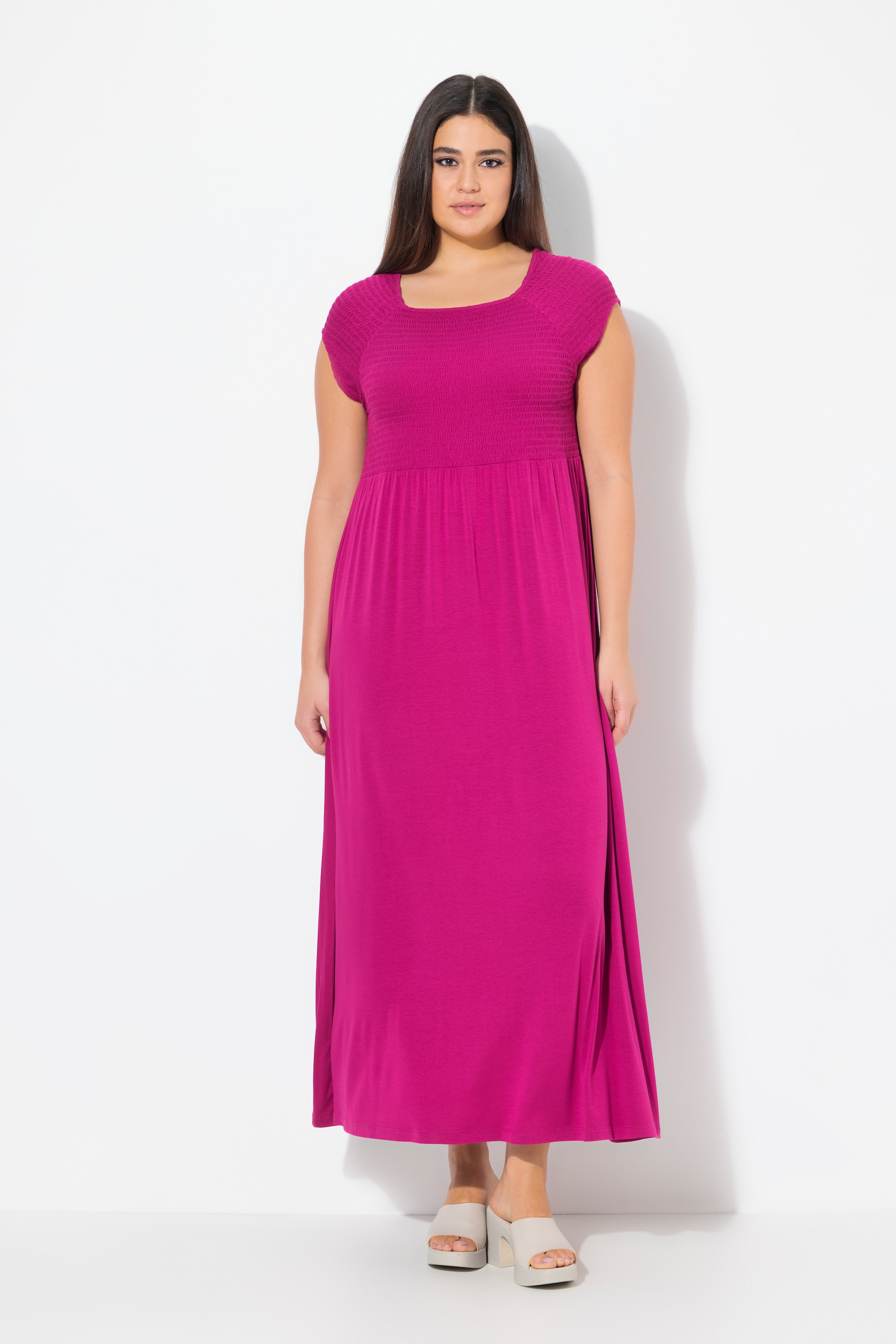 Robe smockée, coupe évasée. Encolure carrée, ULLA POPKEN