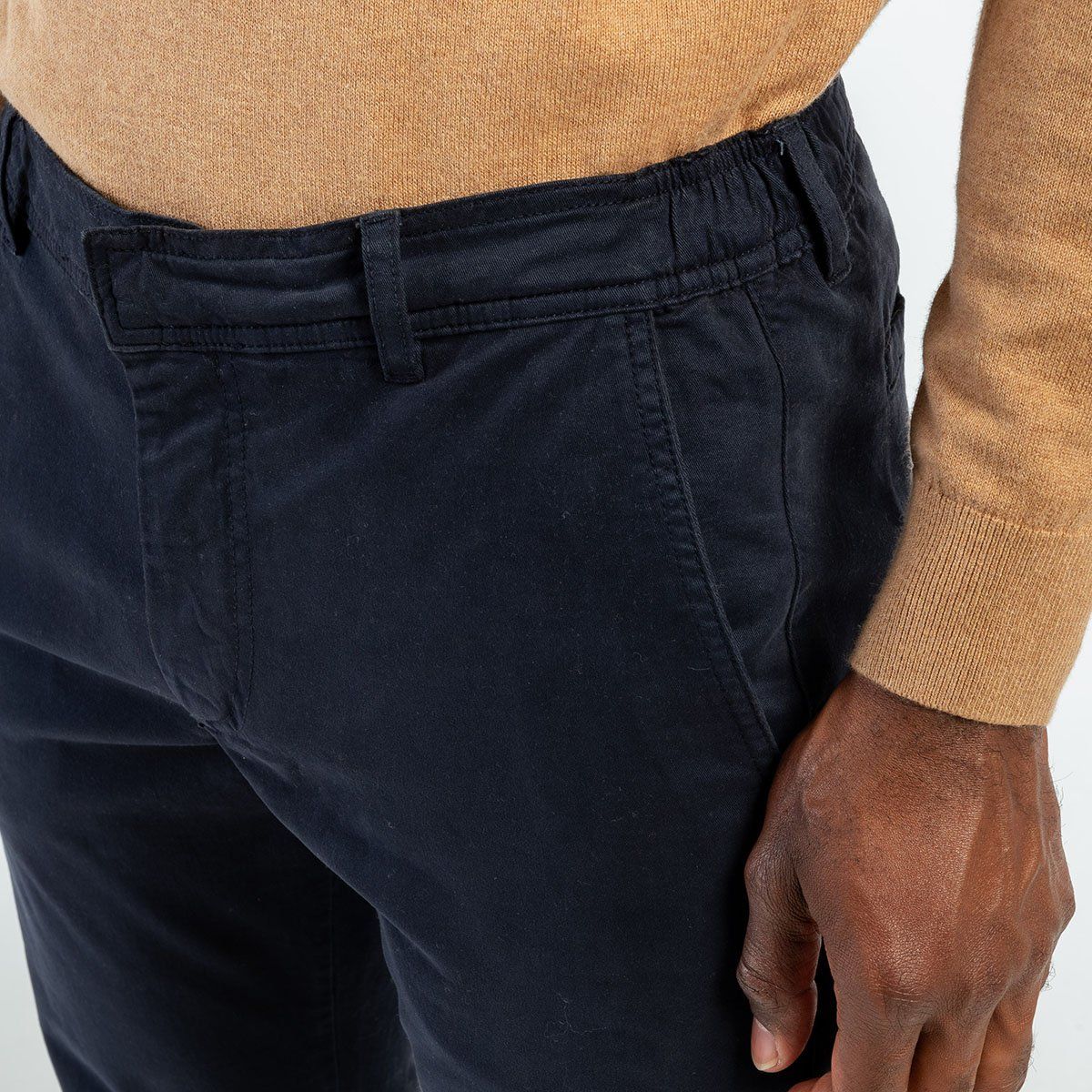 Pantalon toucher peau de pêche stretch à boutons imprimé camo et hibiscus