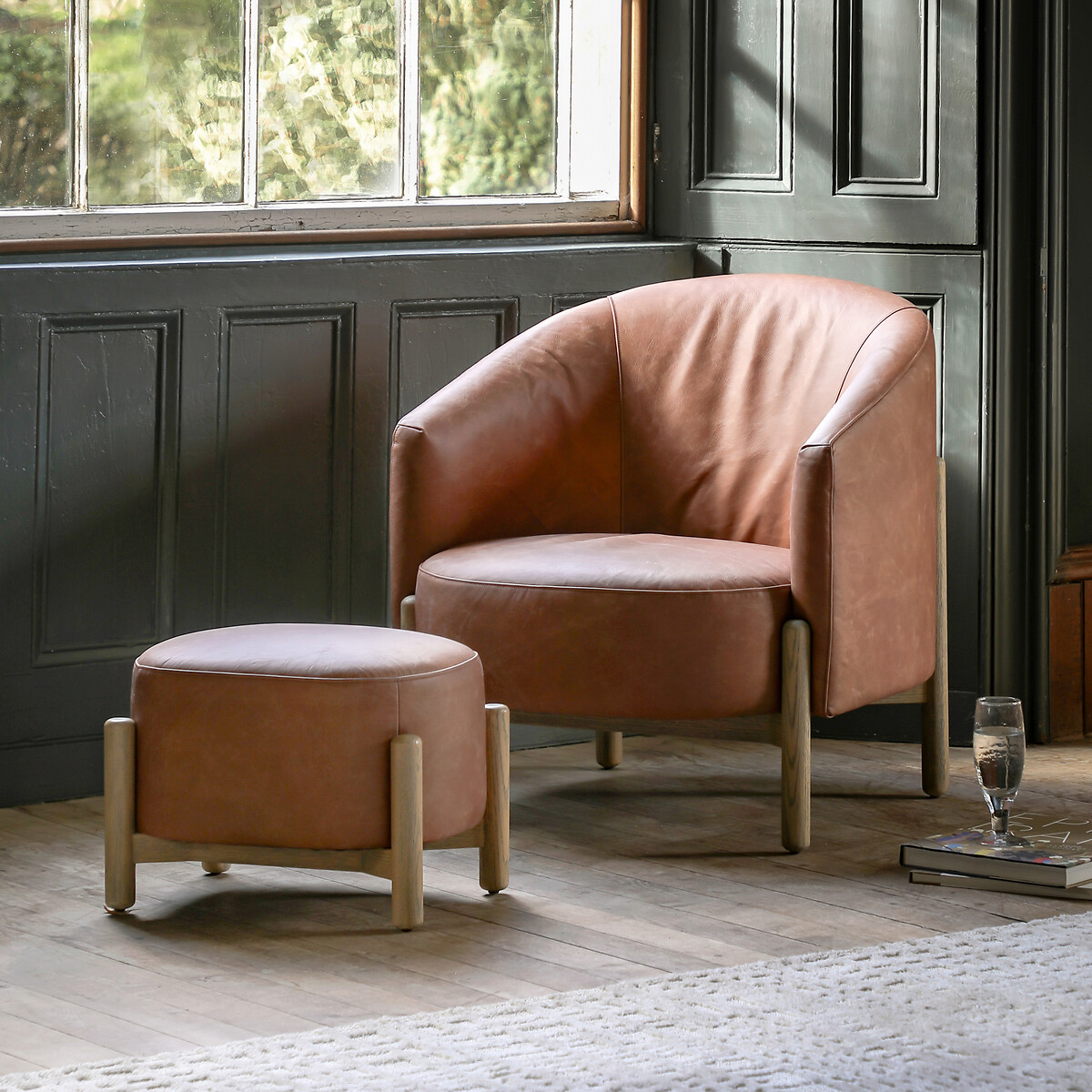 Thorpes Rounded Leather Tub Armchair with Oak Legs, ÉDITÉ