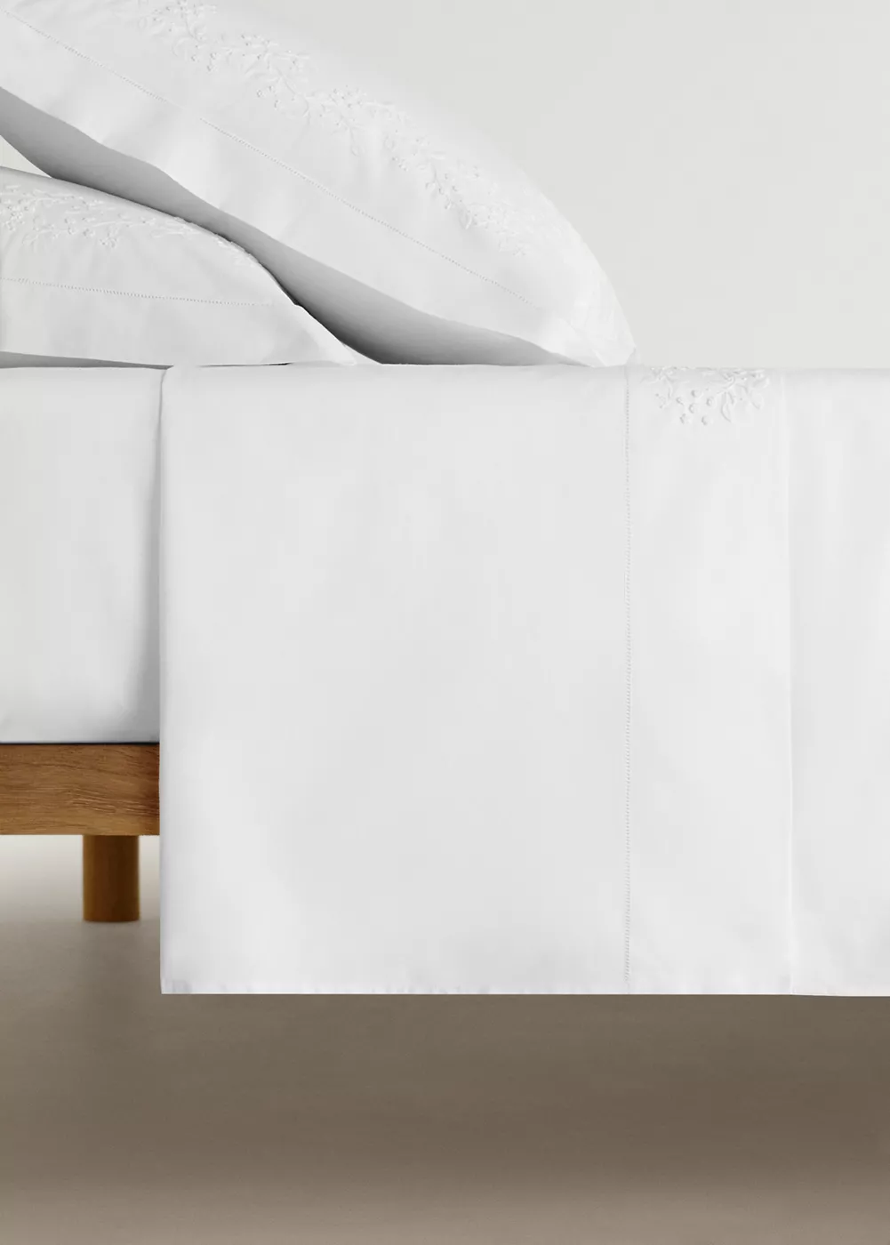 Drap plat percale de coton broderie à la main petite fleur lit 150/160 cm, MANGO HOME