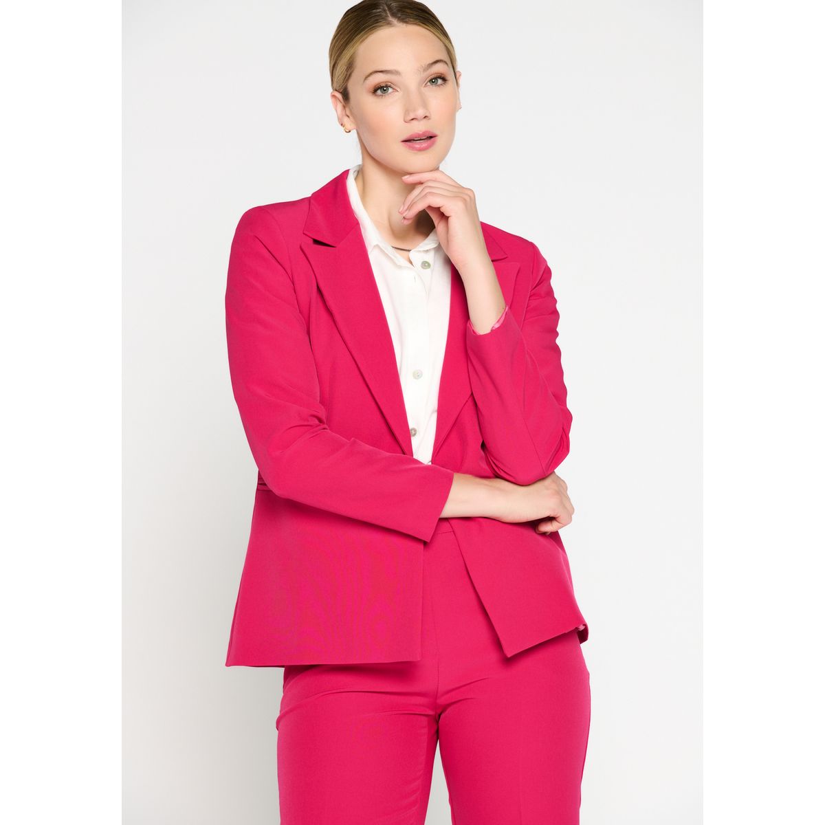 Comment porter un blazer rose avec un pantalon de costume fuchsia