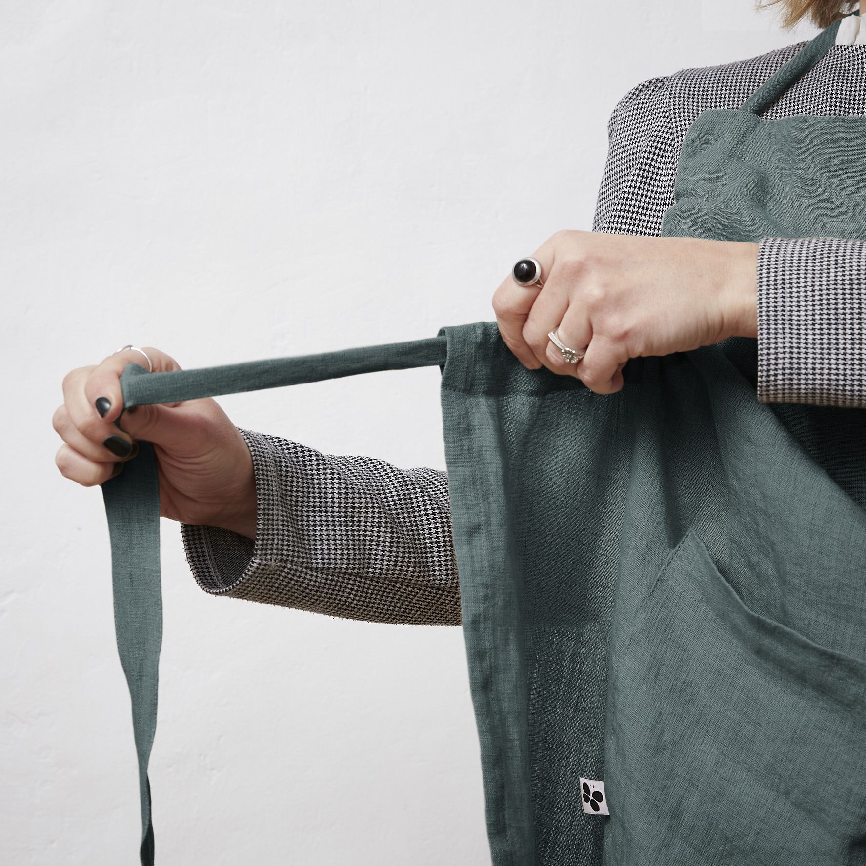 Tablier ajustable en lin lavé SOLINE Élégance et praticité en cuisine, EDEN