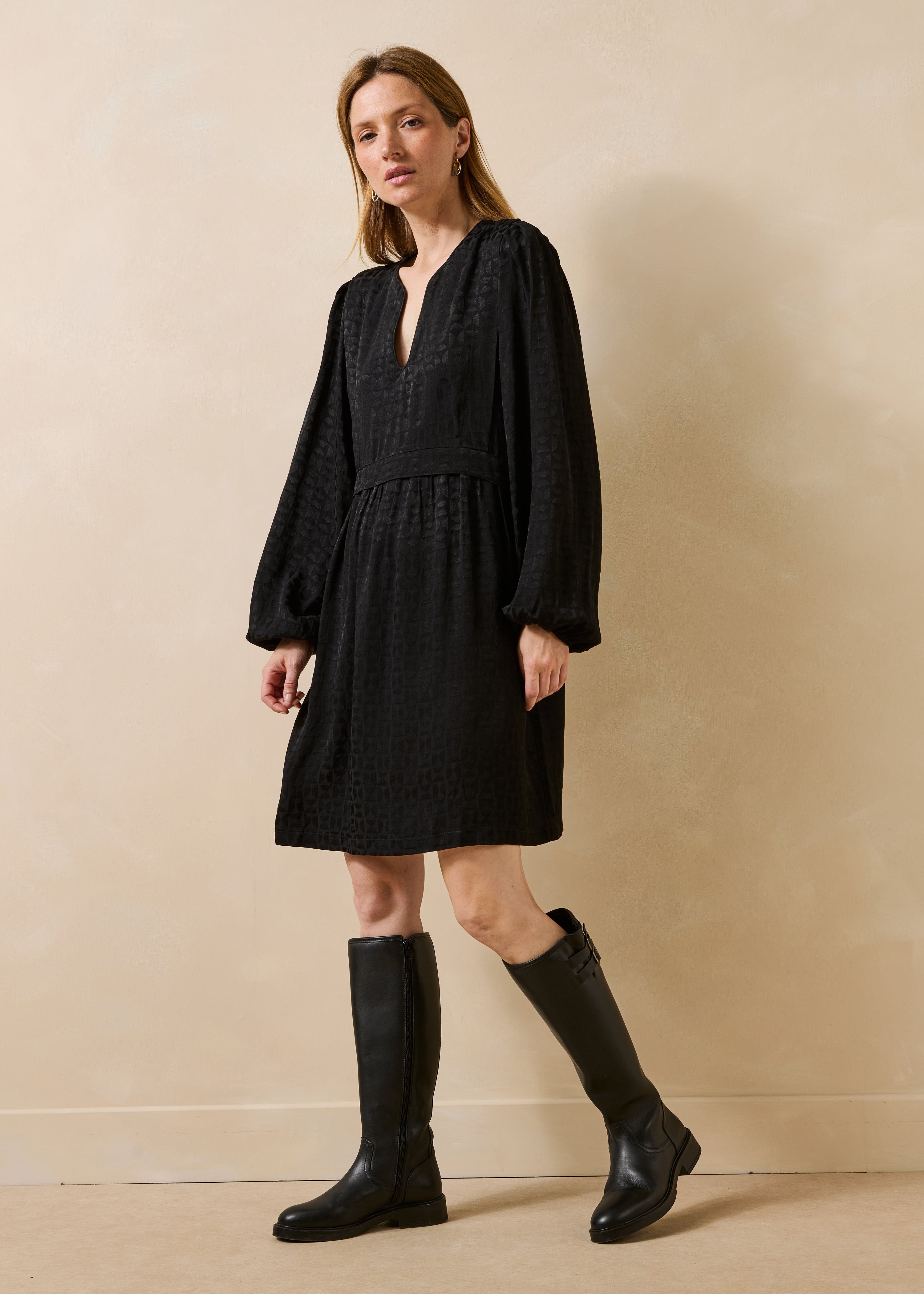 Robe courte manches longues encolure tunisienne, LA FEE MARABOUTEE
