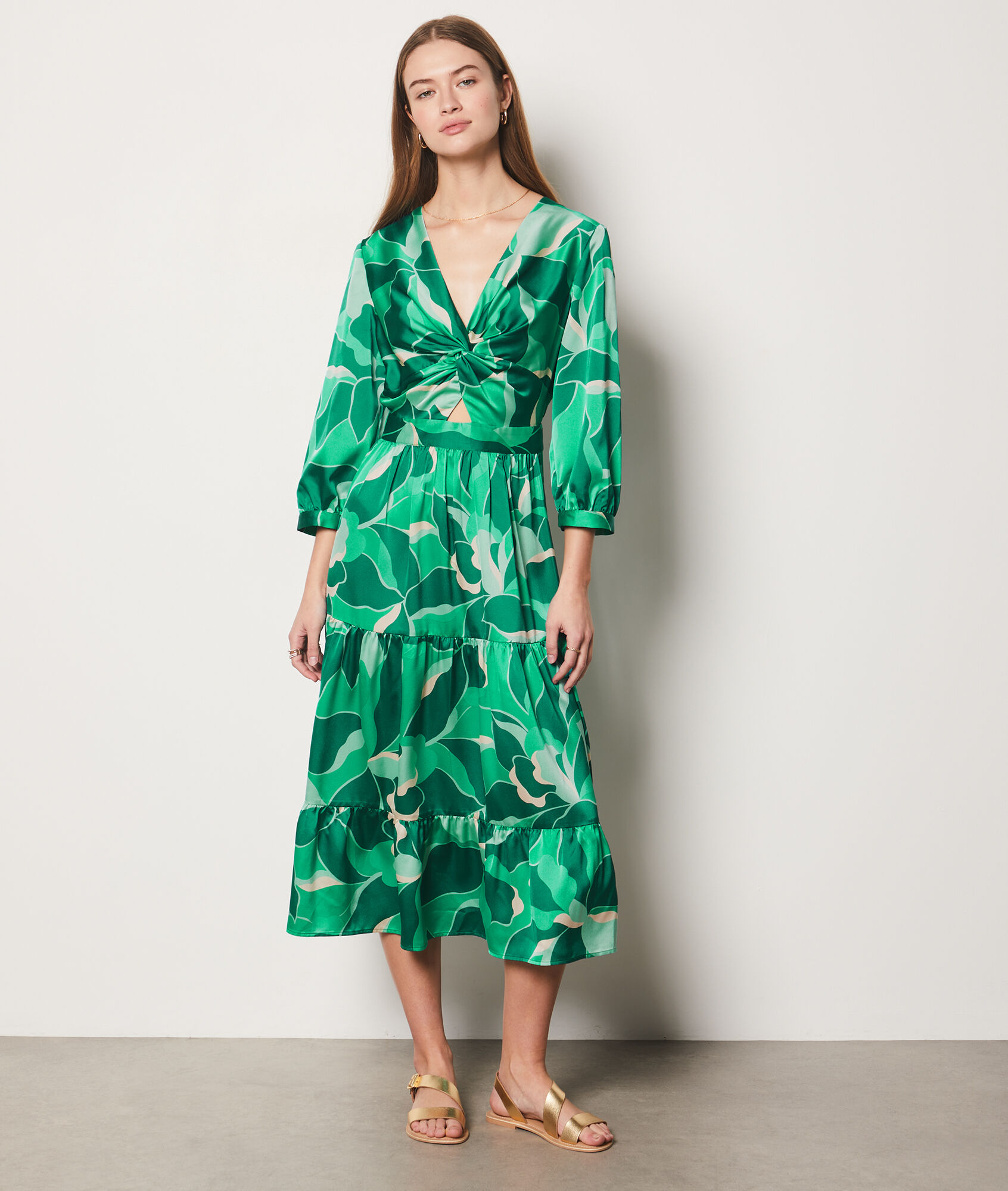 Robe longue satinee manches 3 4 a motif uzes imp imp fond vert Etam La Redoute