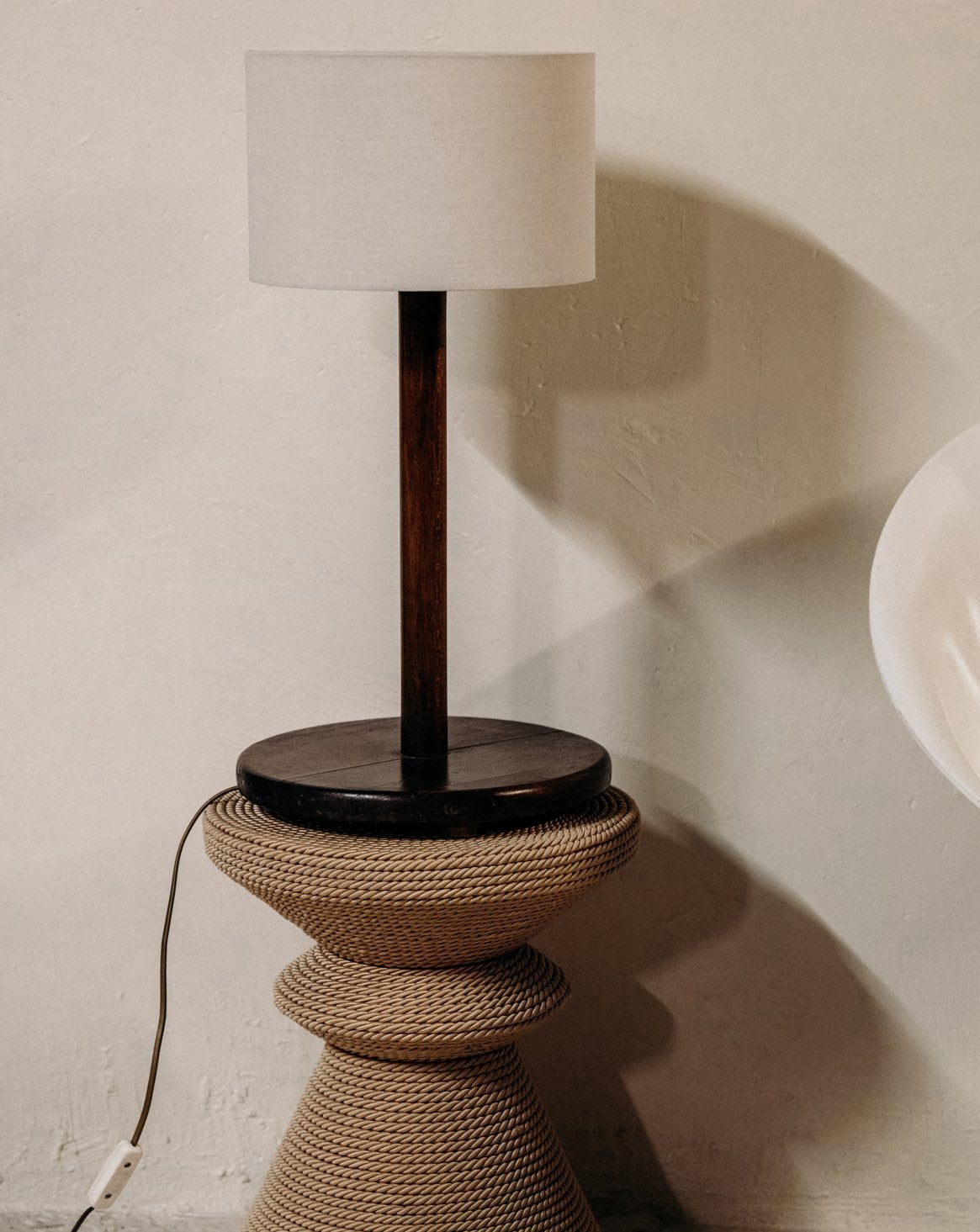 Lampe au bois tourné et à l'abat-jour lumineux Julia N°1056 - Bon état, DEBONGOUT