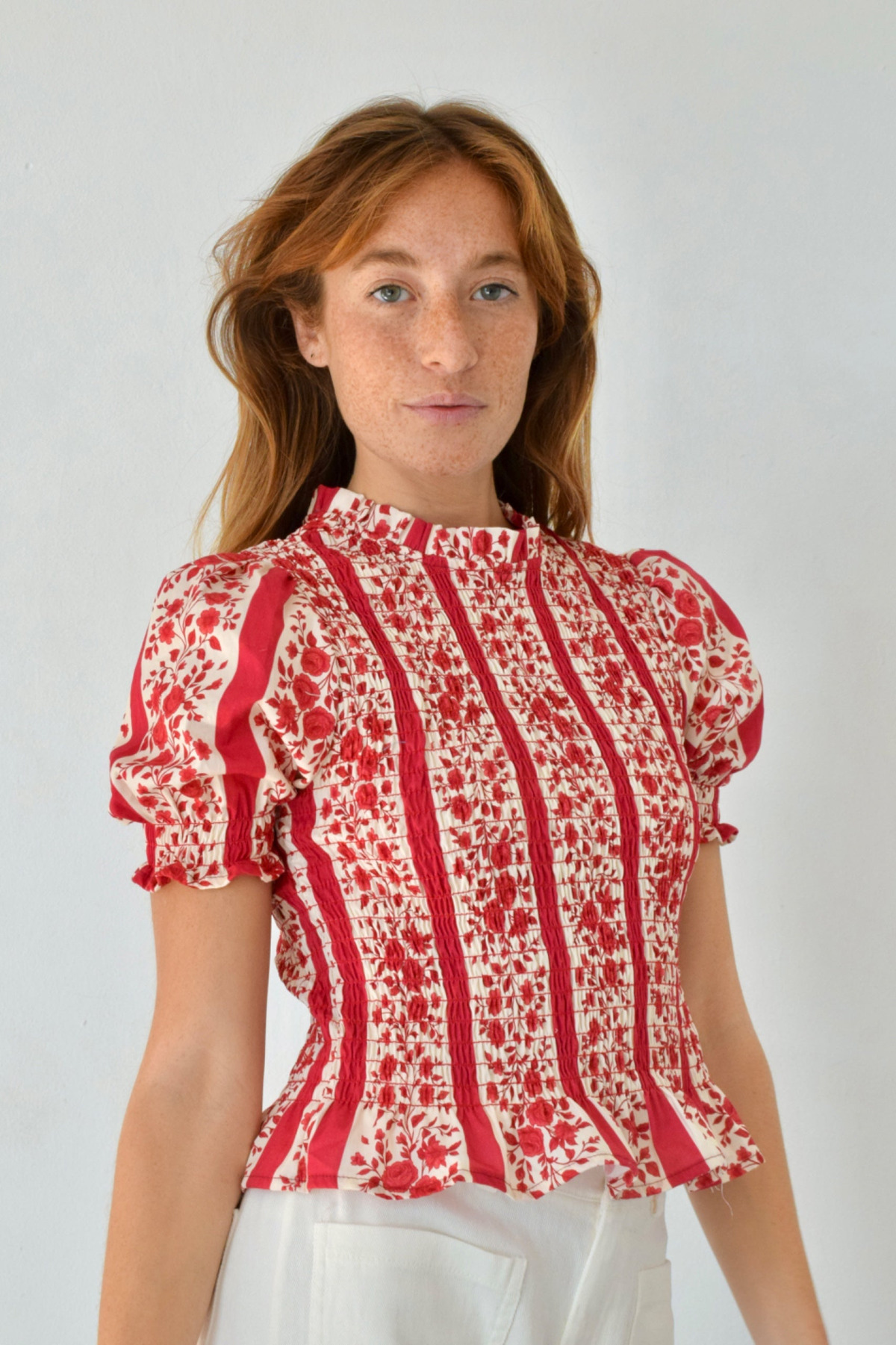 Blouse smockée fleurie manches courtes CHÍA, MINDTRAVELER