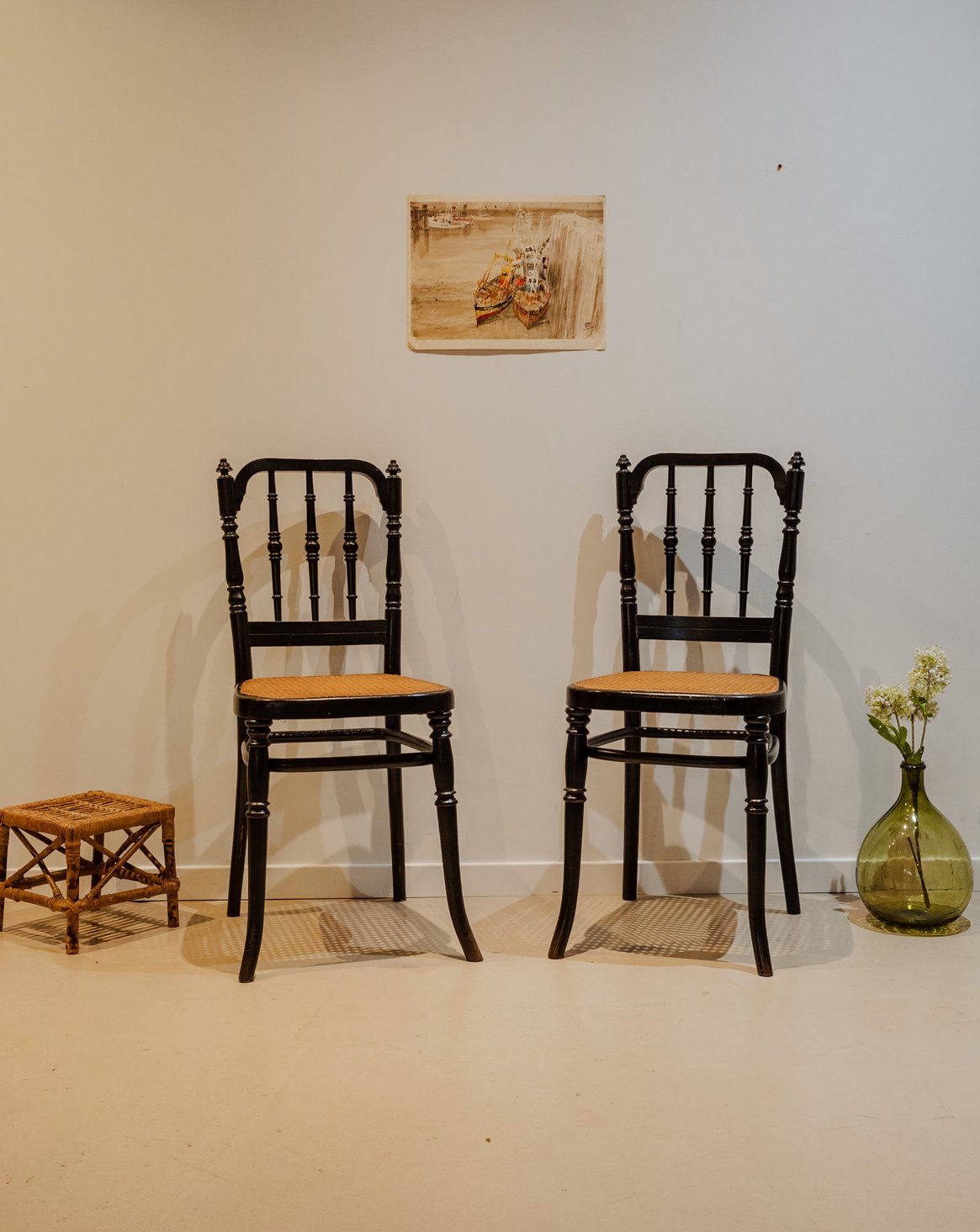 Paire de chaises en bois noir Claude N°1219 - Bon état, DEBONGOUT