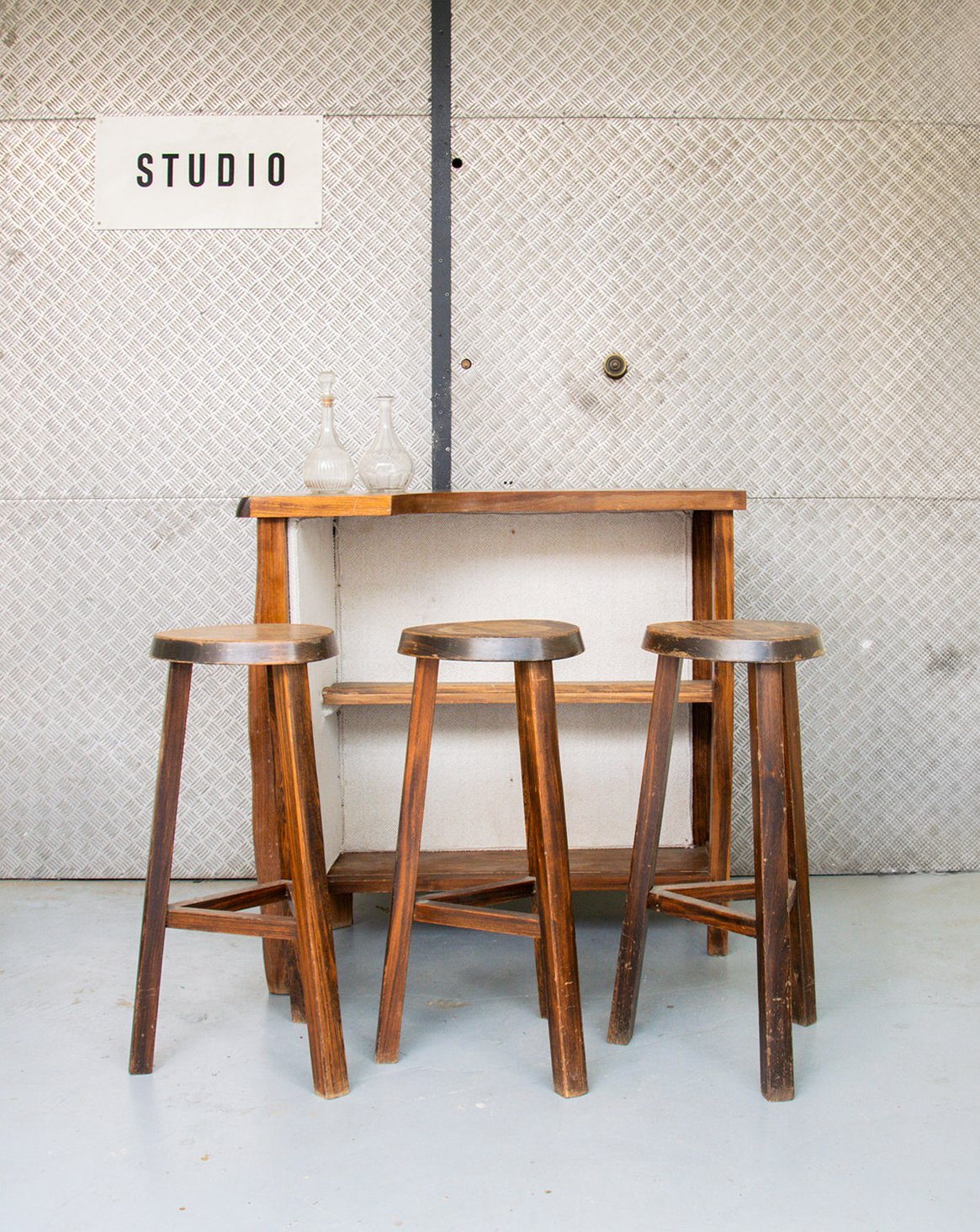 Lot de 3 tabourets en bois Regis N°445 - Bon état, DEBONGOUT